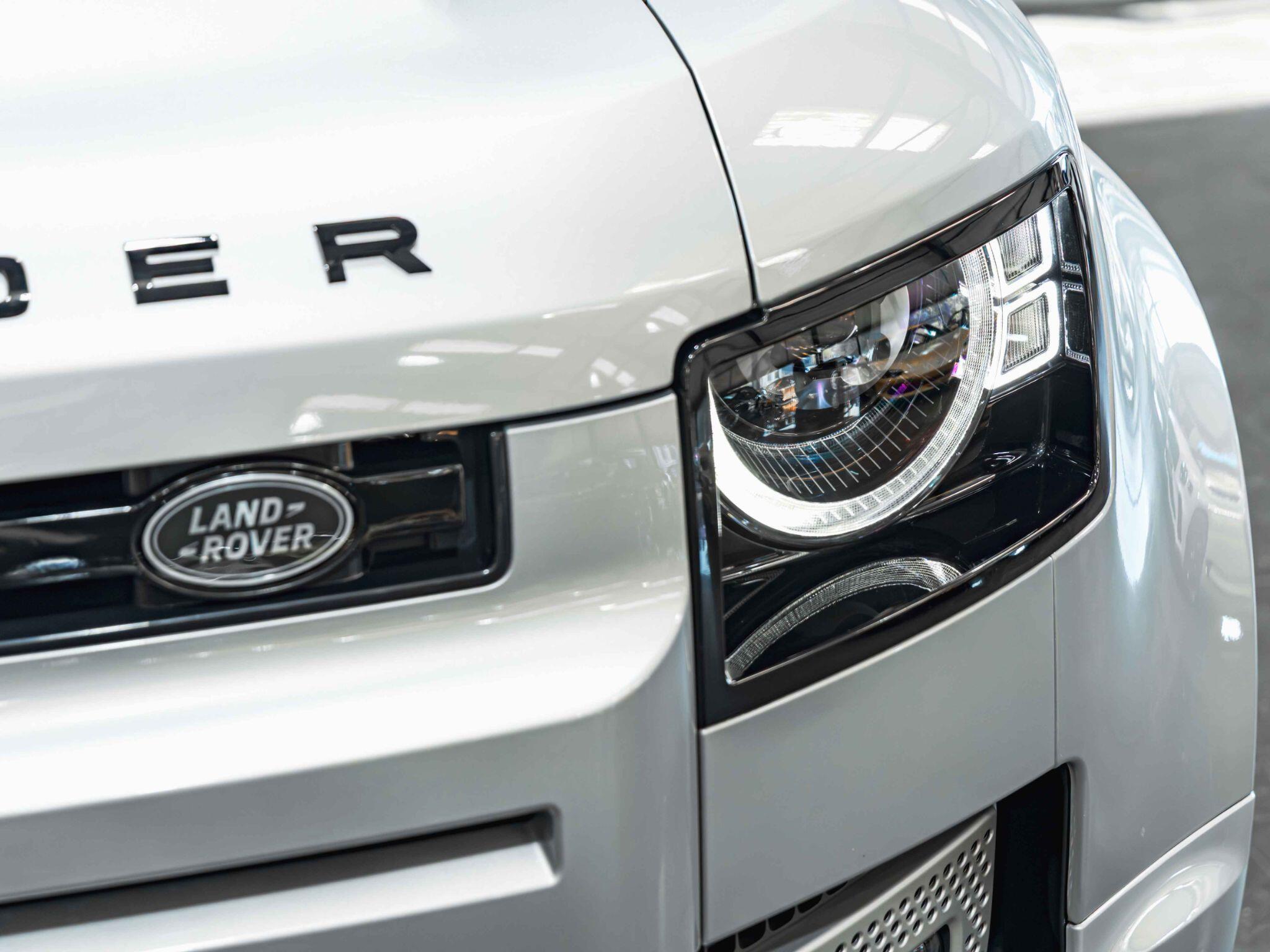 Land Rover Defender 110 view 13