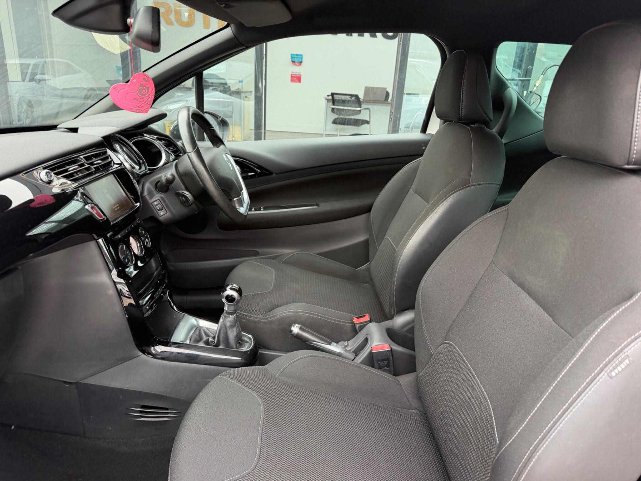 DS Automobiles DS 3 view 14