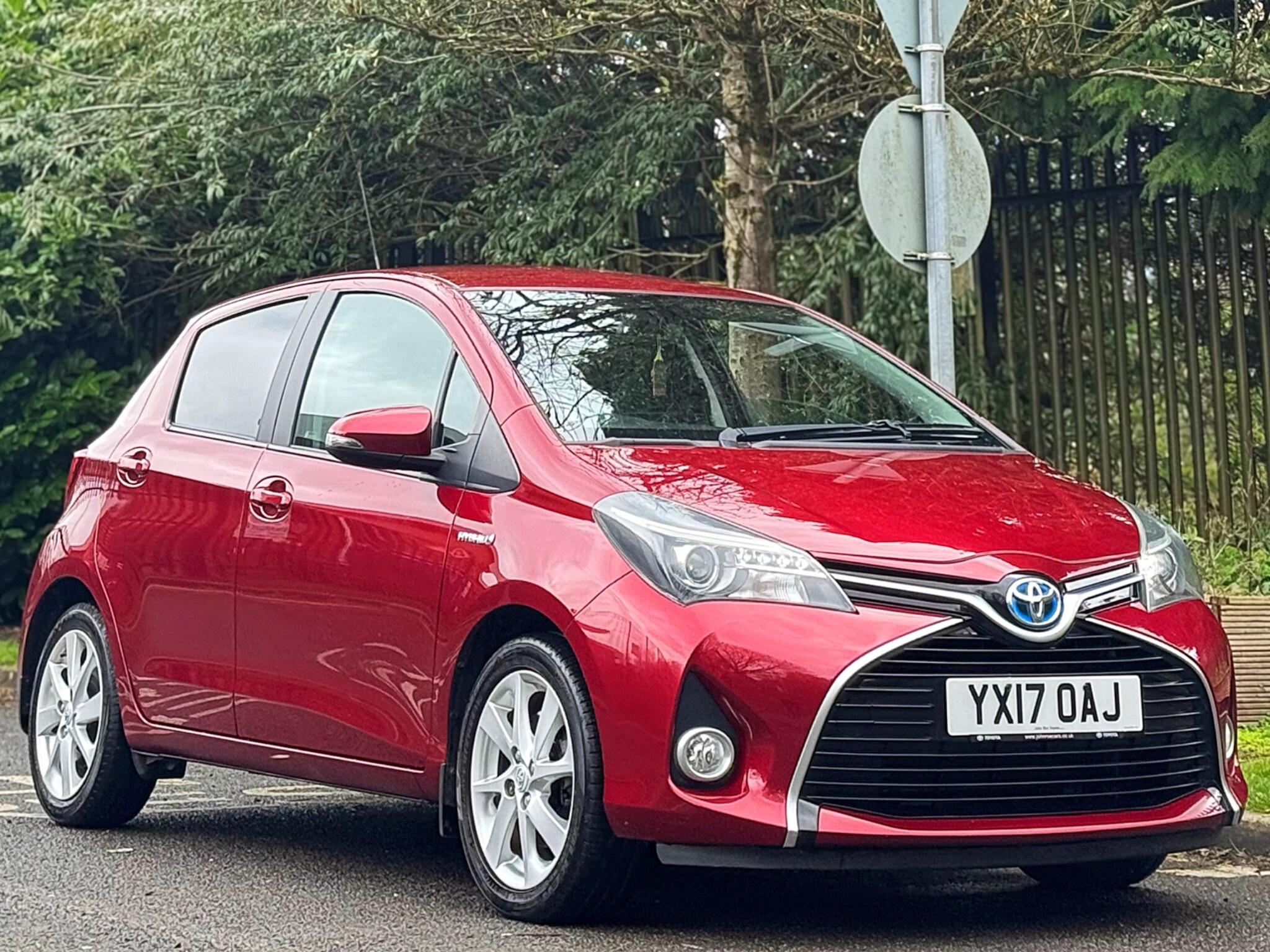 2017 Toyota Yaris 1.5 VVT-h Excel E-CVT Euro 6 (s/s) 5dr (15in Alloy) image 6