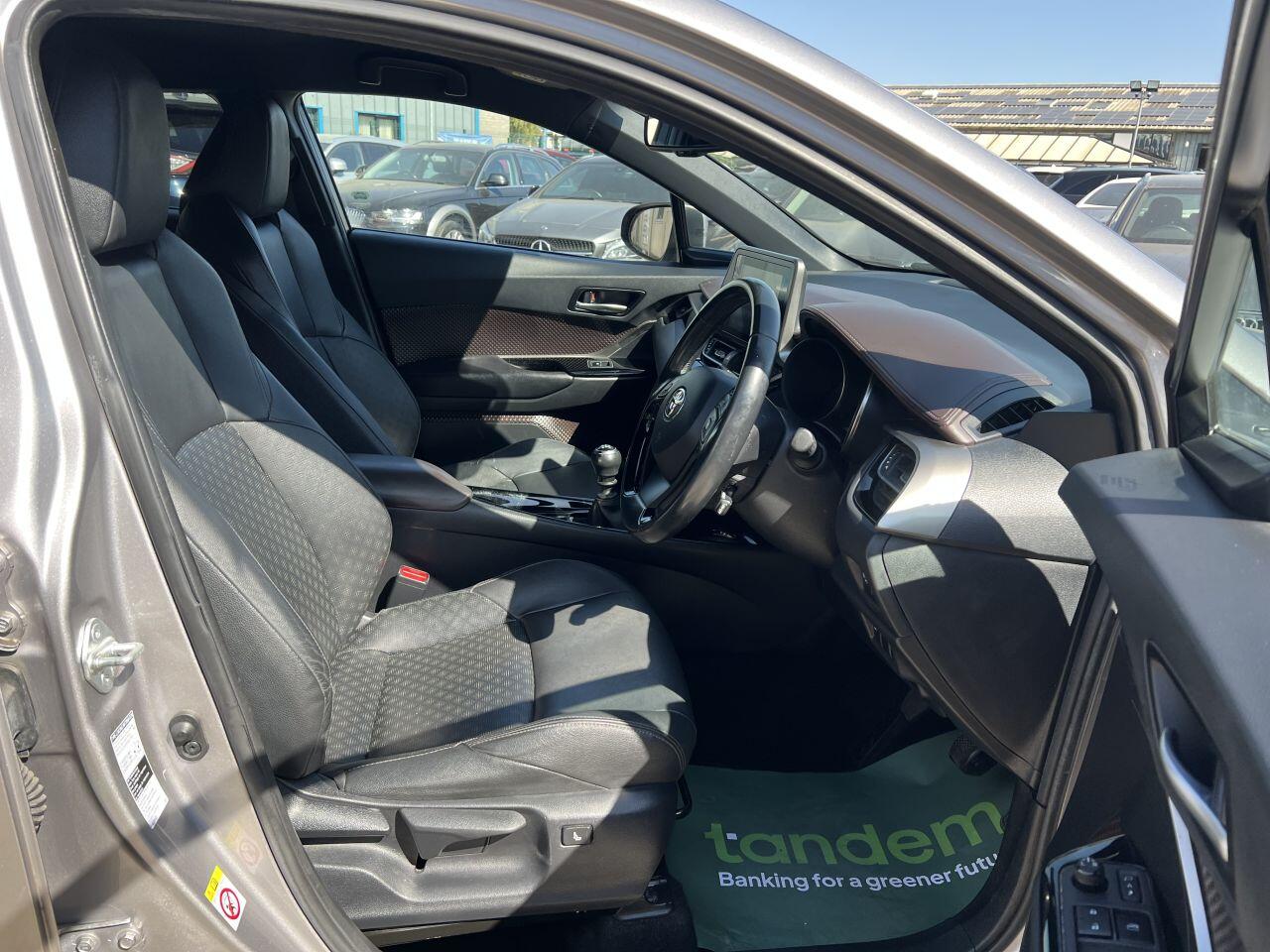 Toyota C-HR view 14