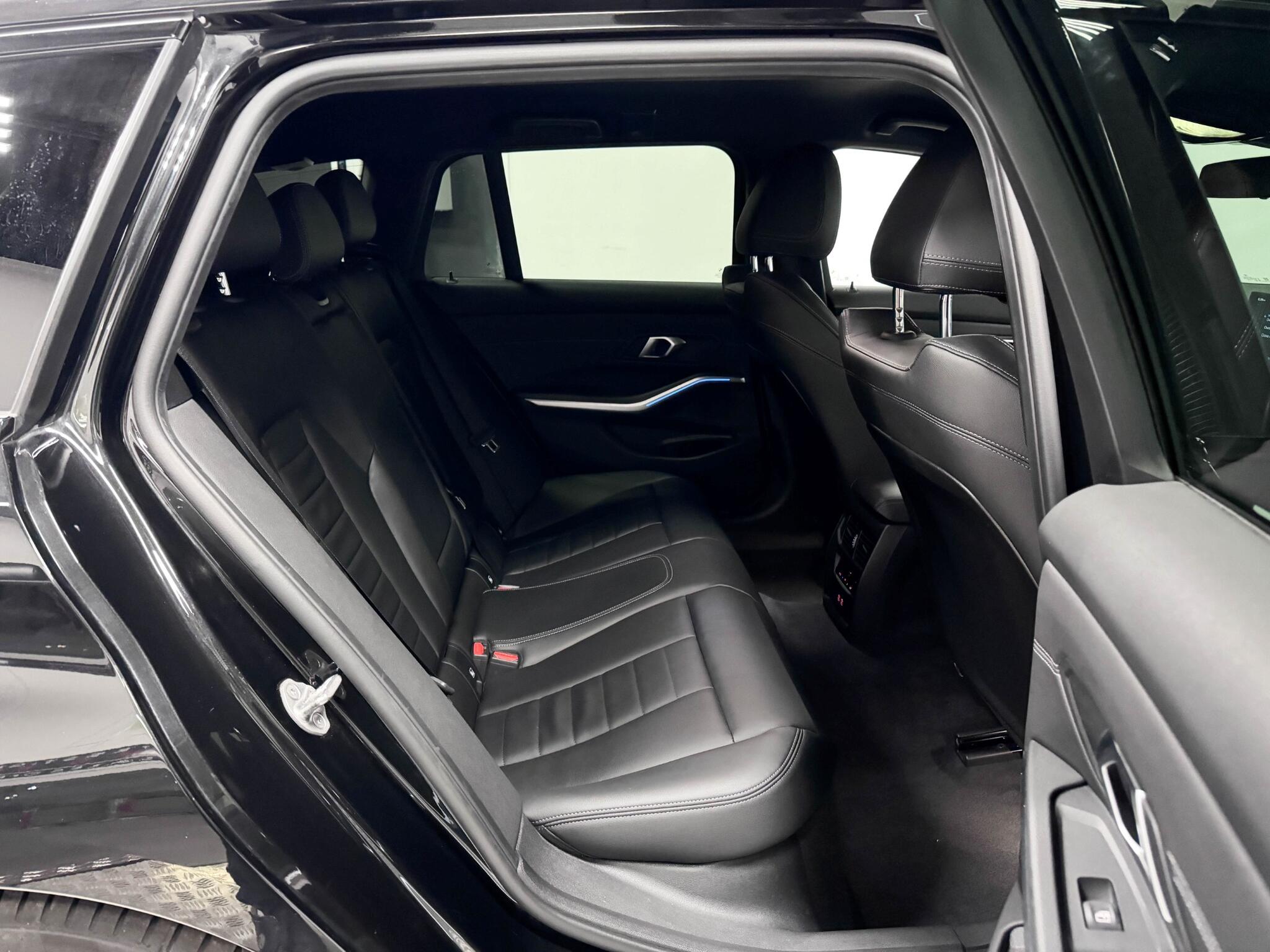BMW 3 Series view 9