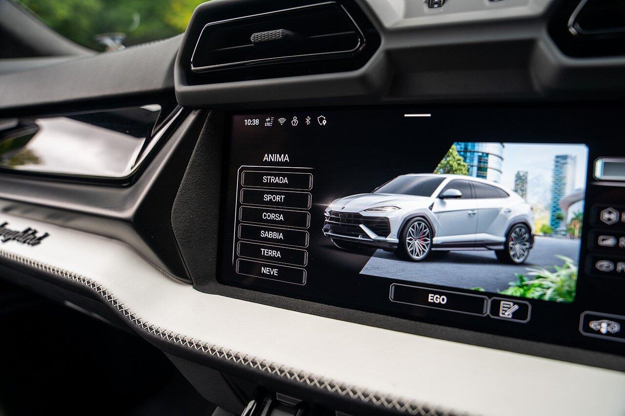 Lamborghini Urus view 91