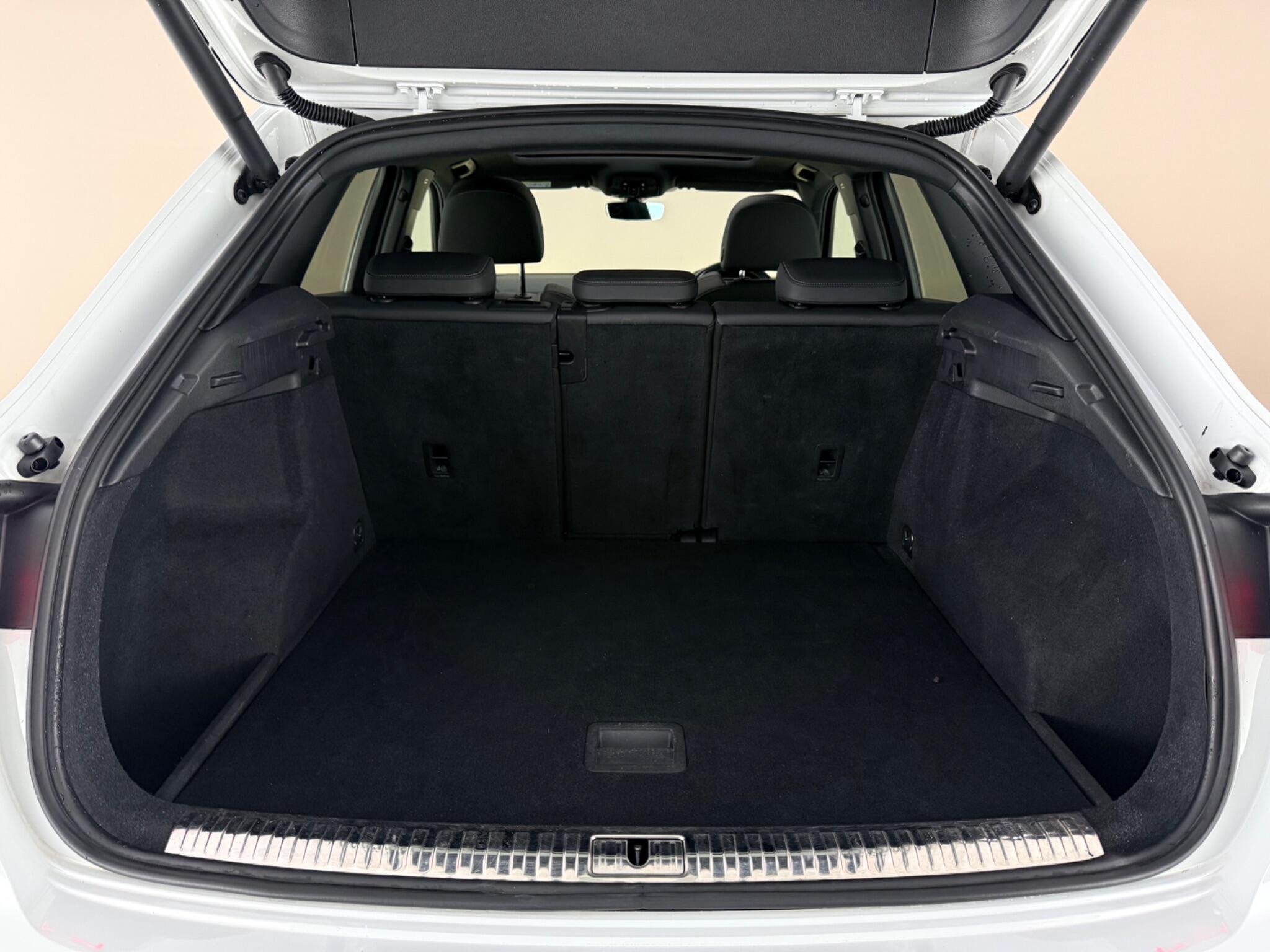 Audi Q3 view 10