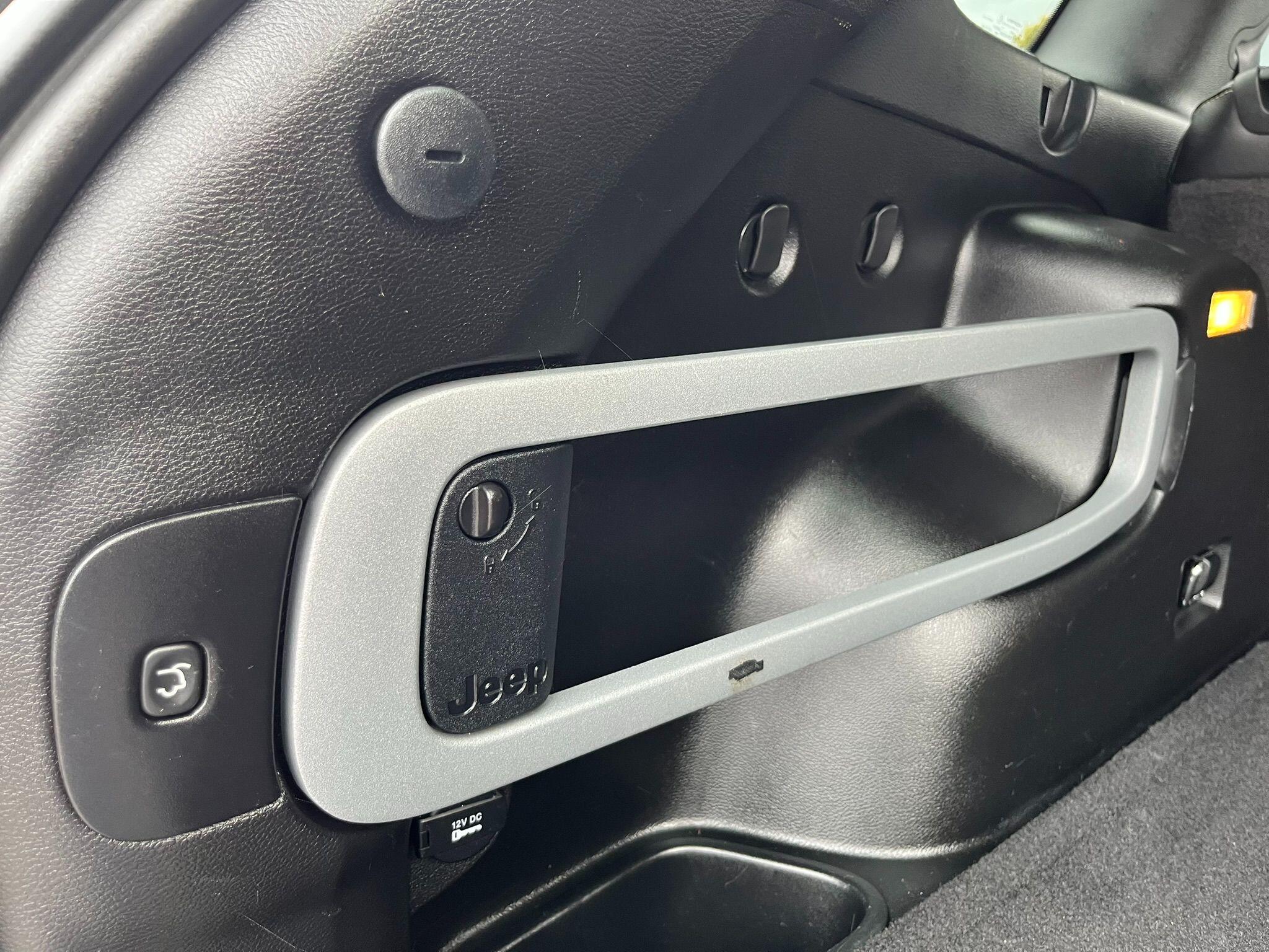 Jeep Cherokee view 29