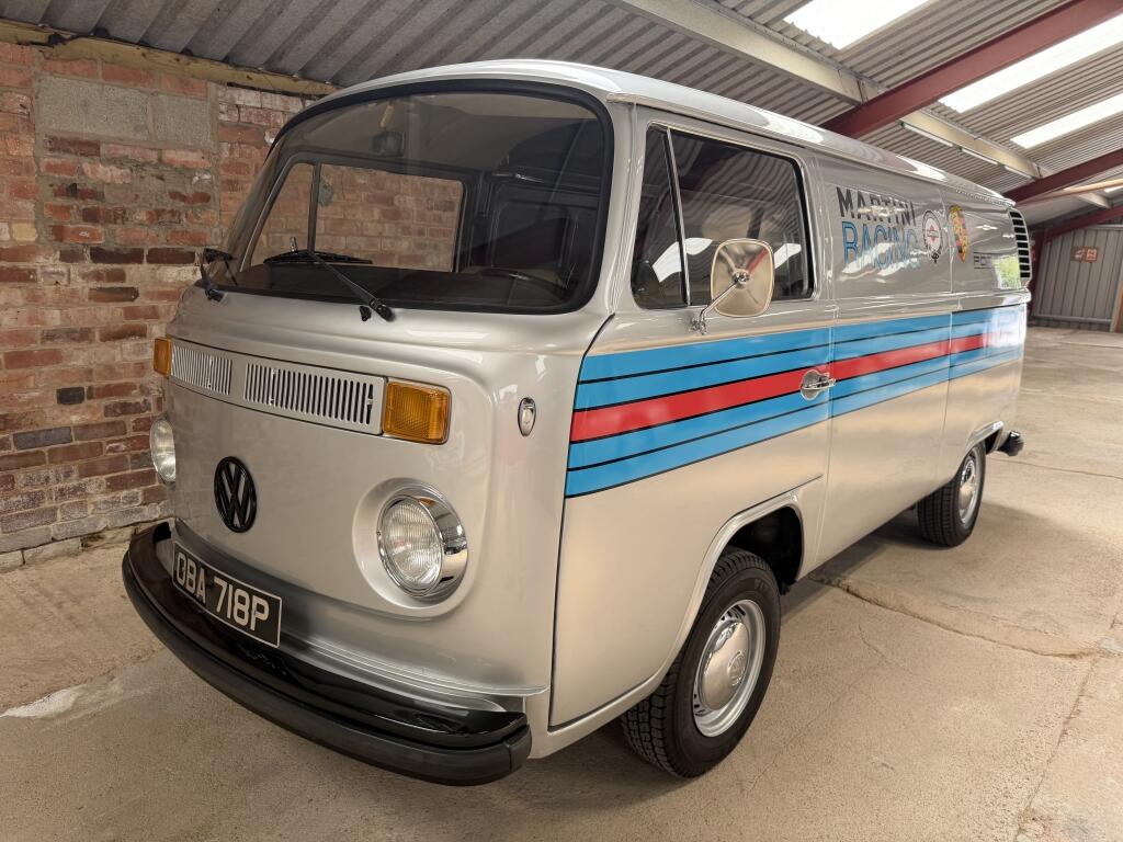 Volkswagen Transporter view 15