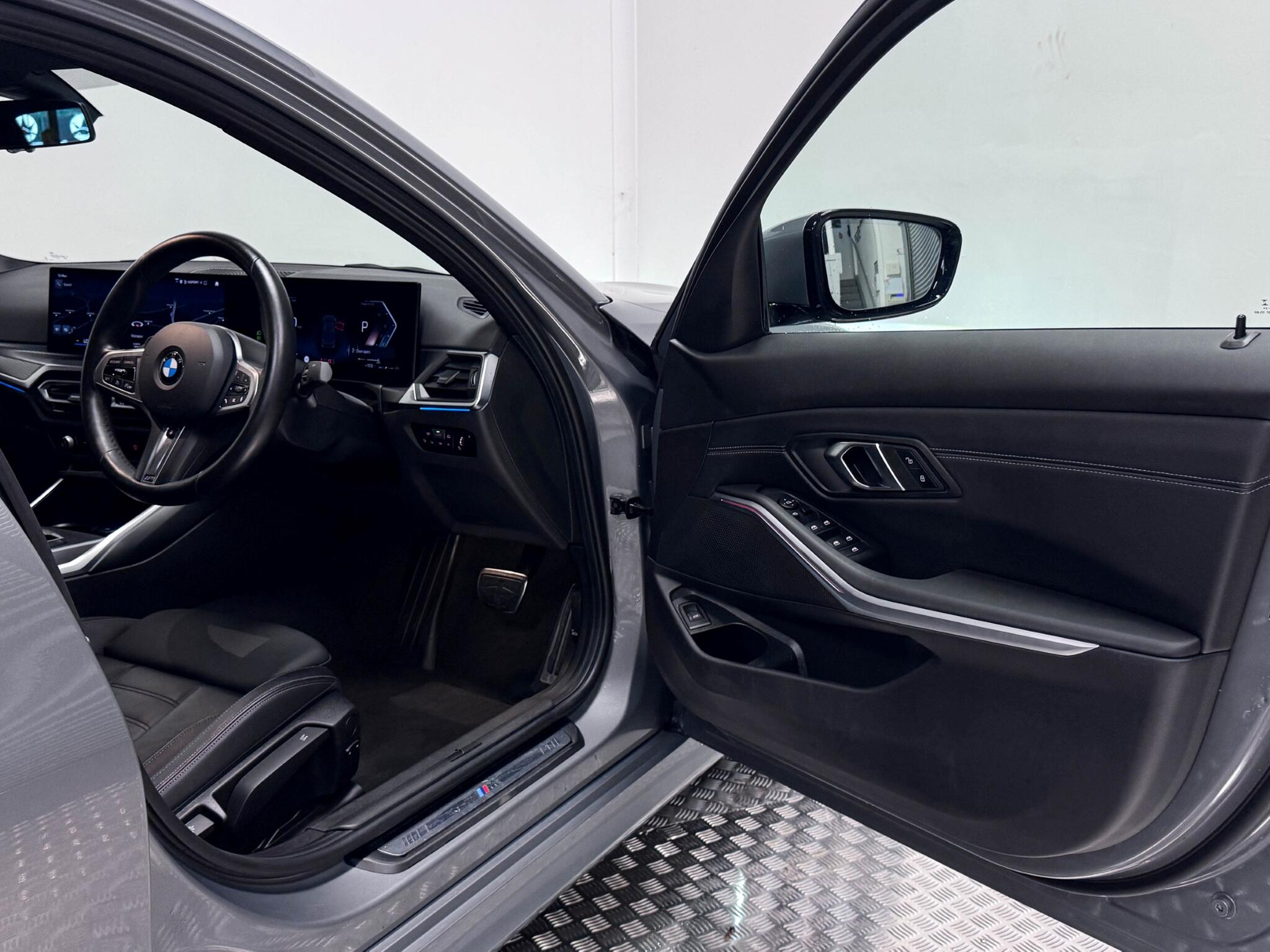 BMW 3 Series view 24