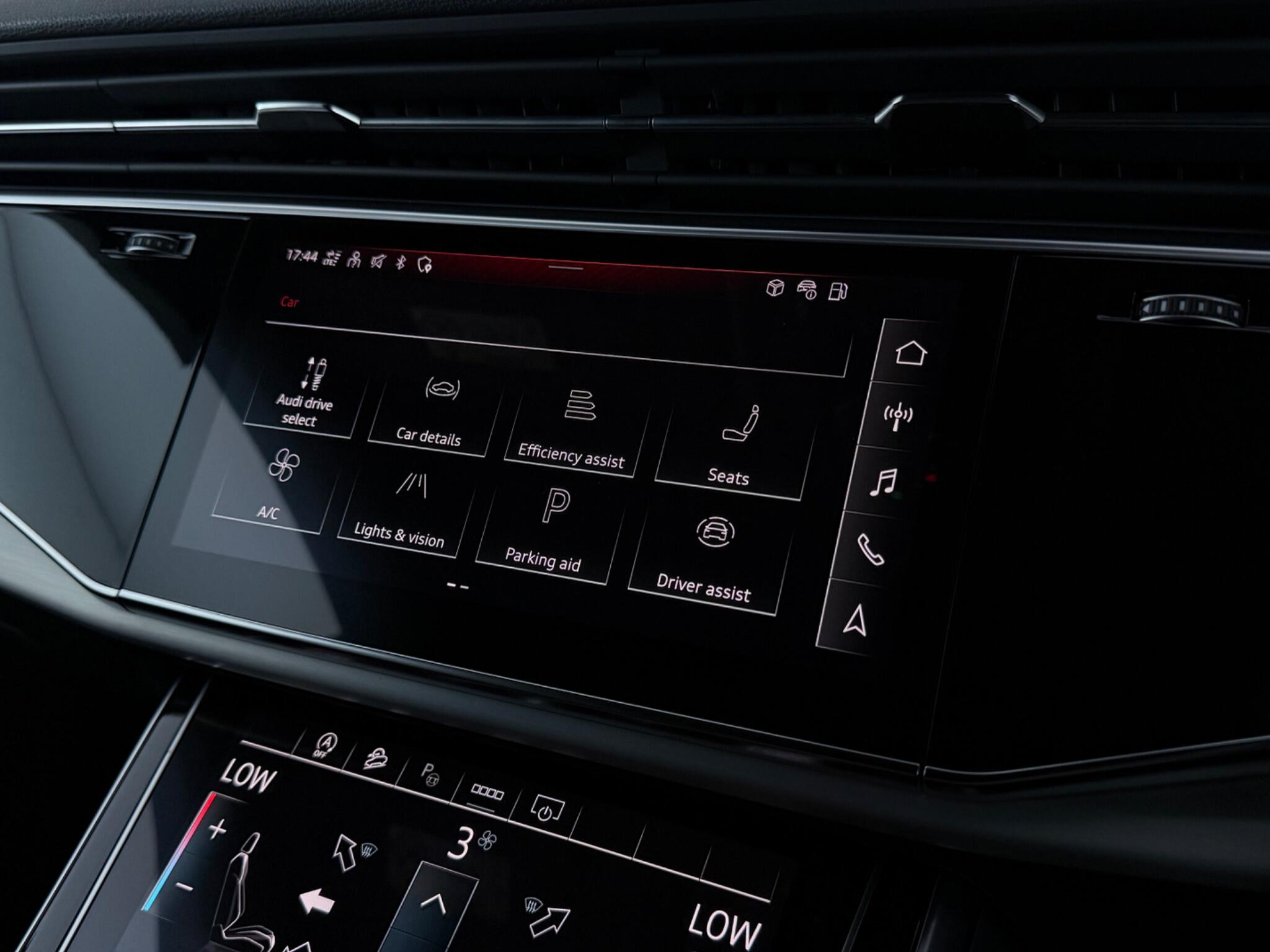 Audi Q8 view 28