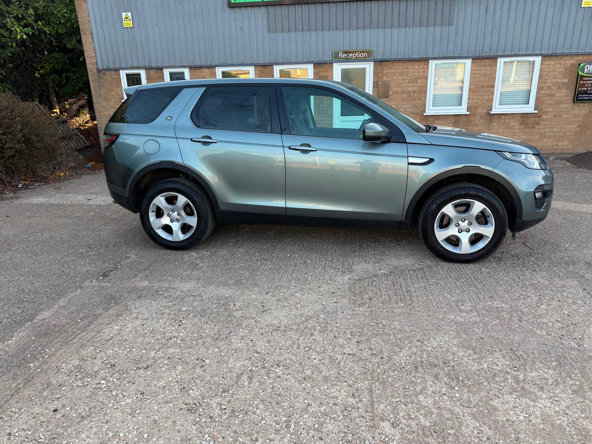Land Rover Discovery Sport view 5