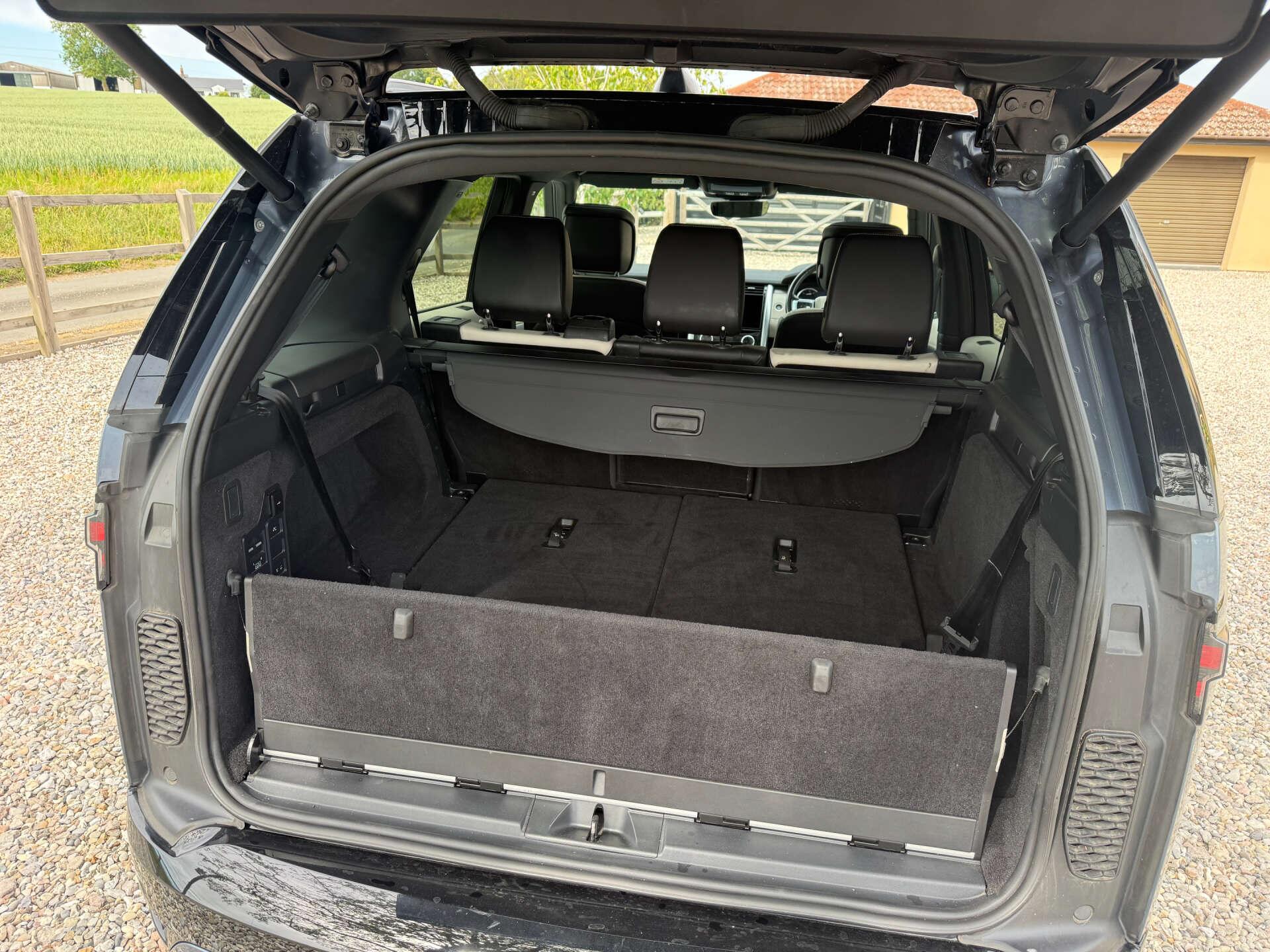 Land Rover Discovery view 15