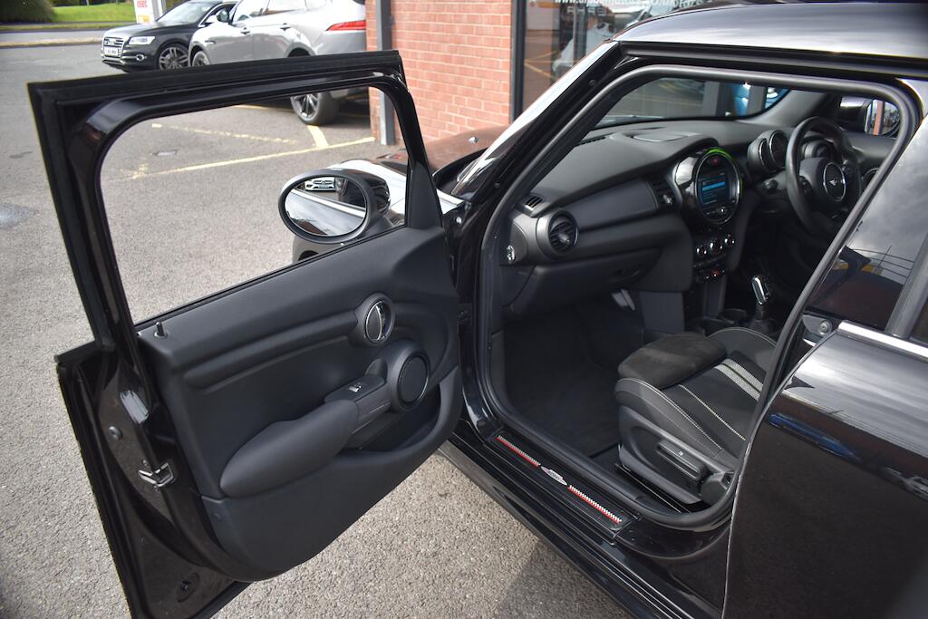 Mini Hatch view 32