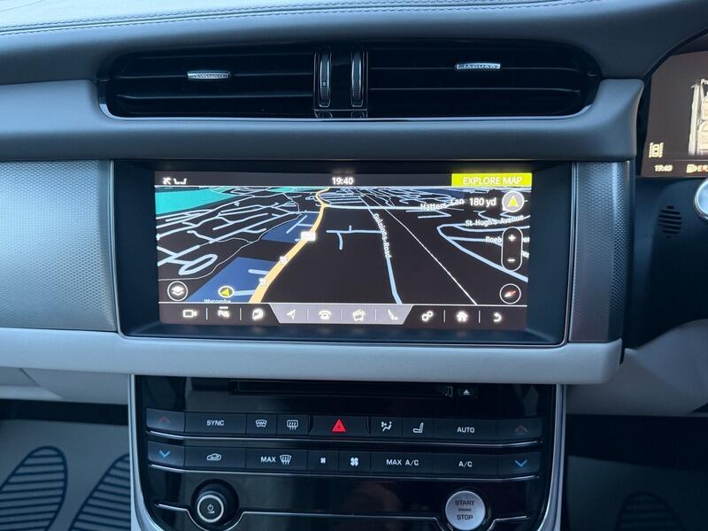 Jaguar XF view 42