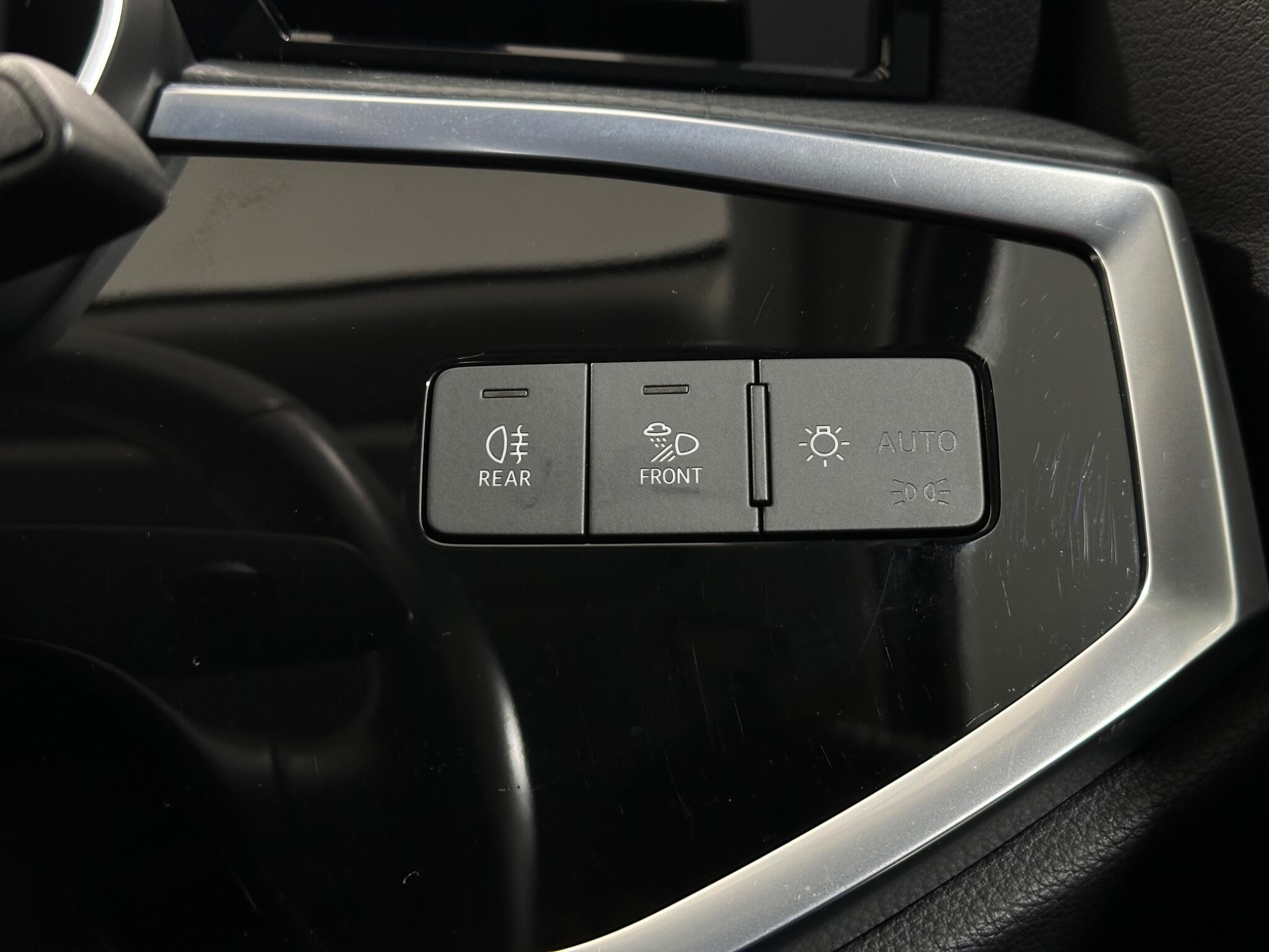 Audi Q3 view 18