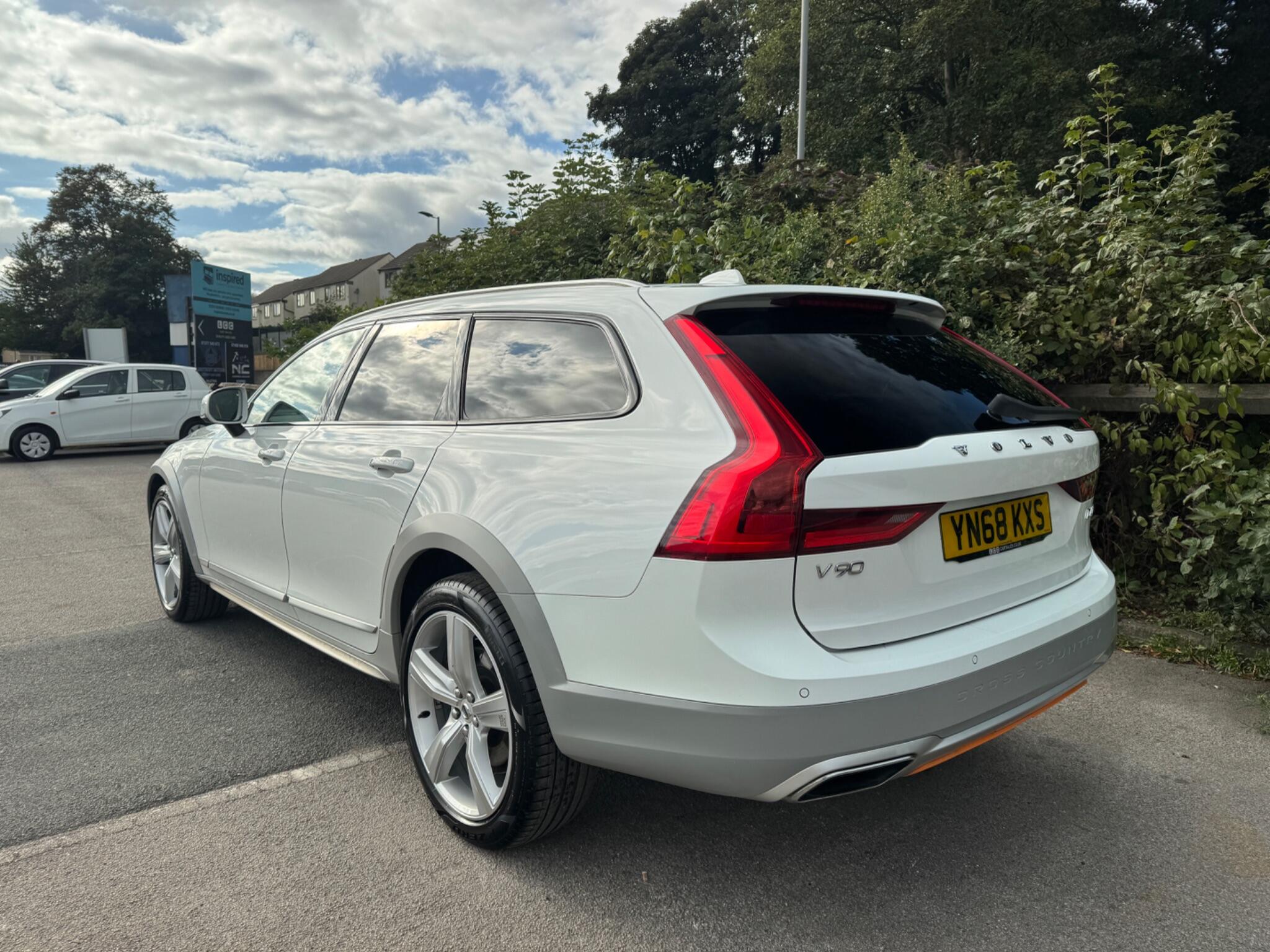 Volvo V90 Cross Country view 7