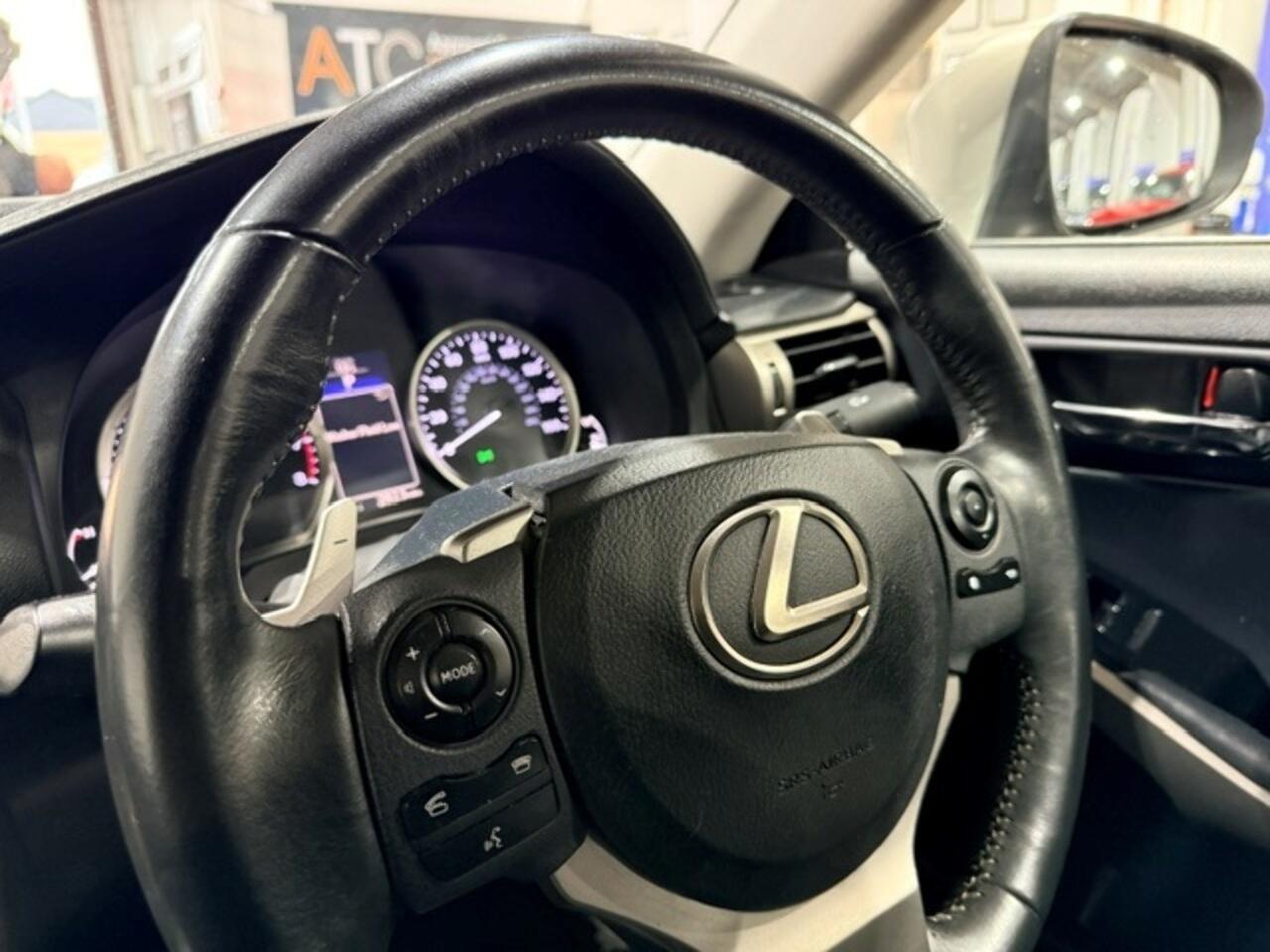 Lexus IS view 13