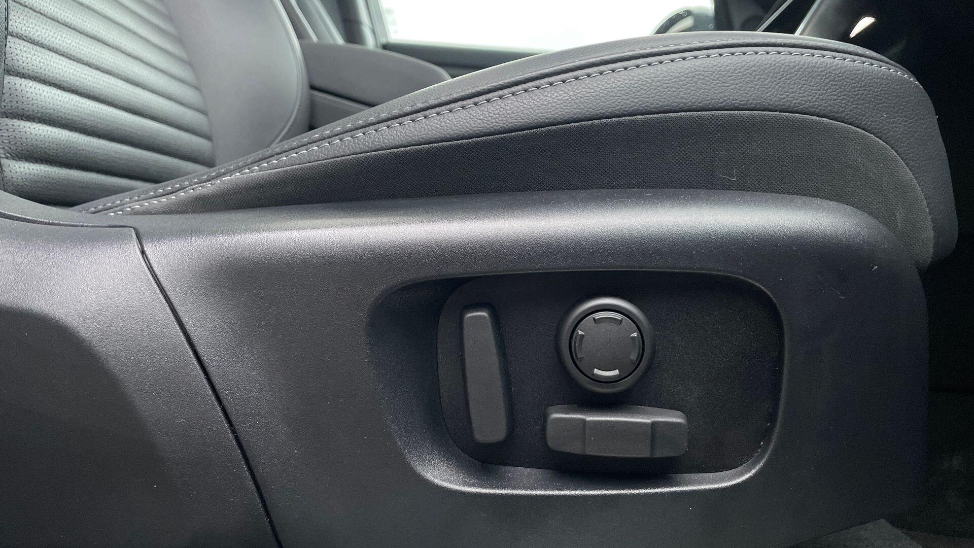 Land Rover Discovery Sport view 36