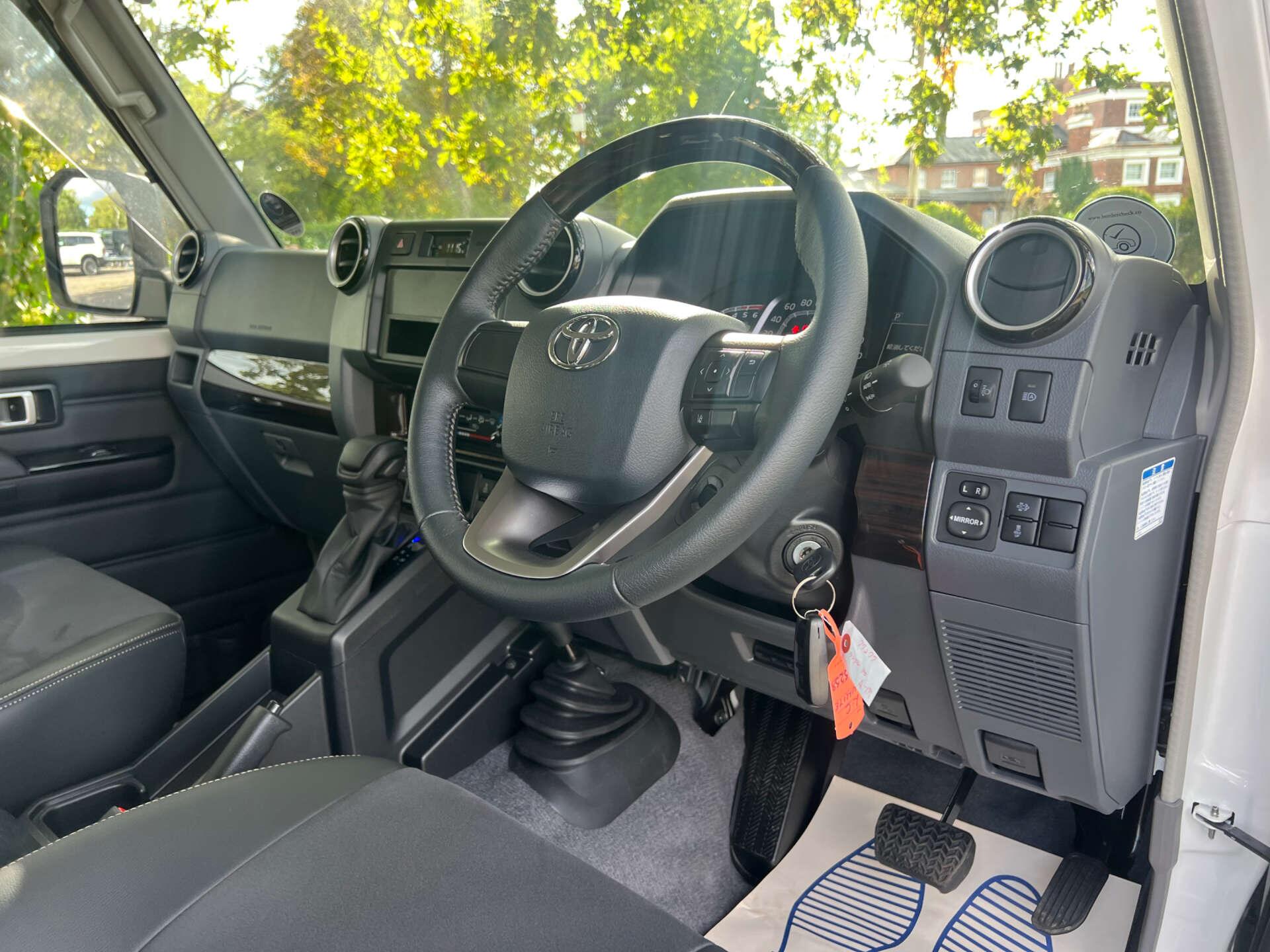 Toyota Land Cruiser view 38