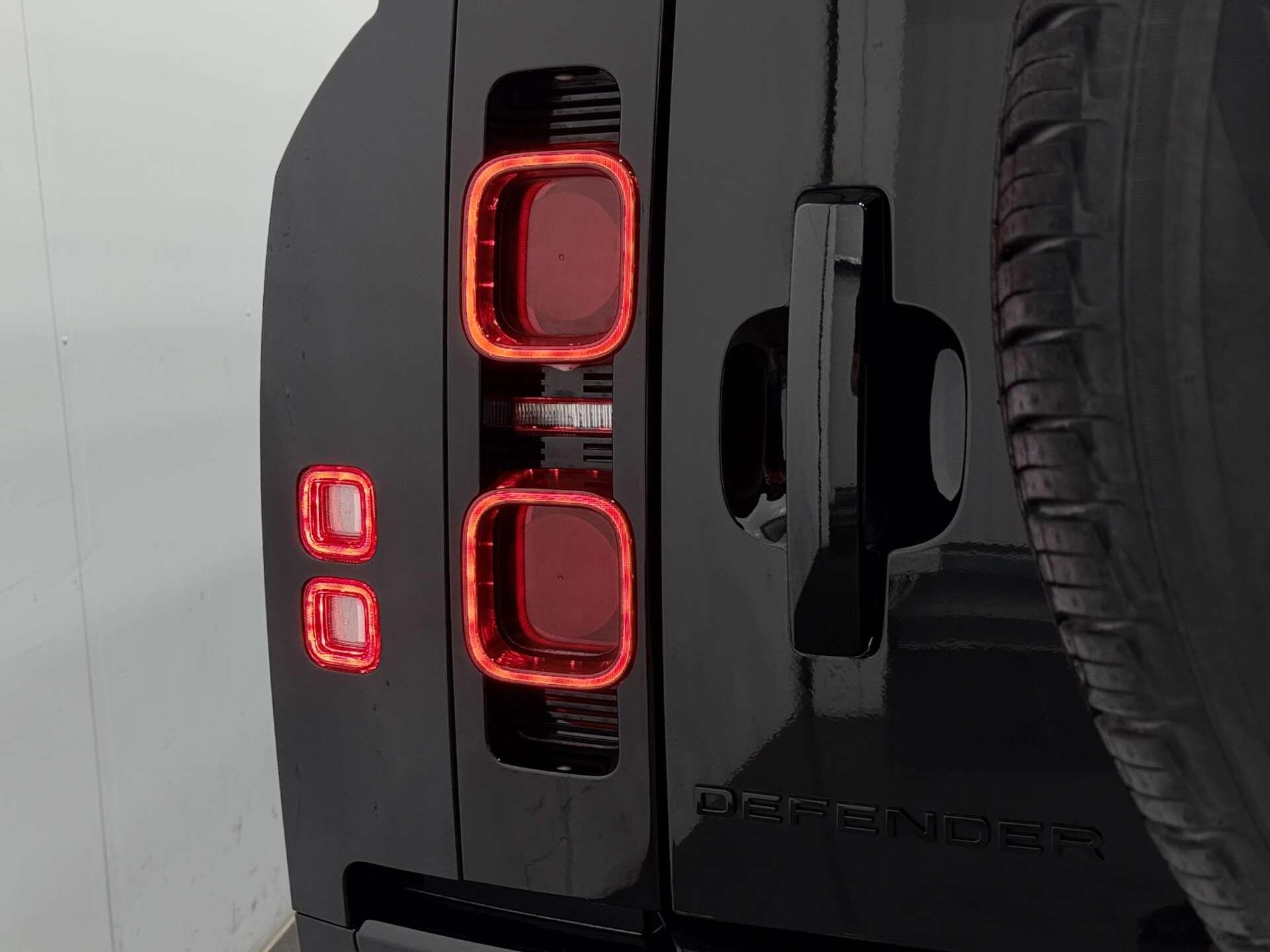 Land Rover Defender view 24