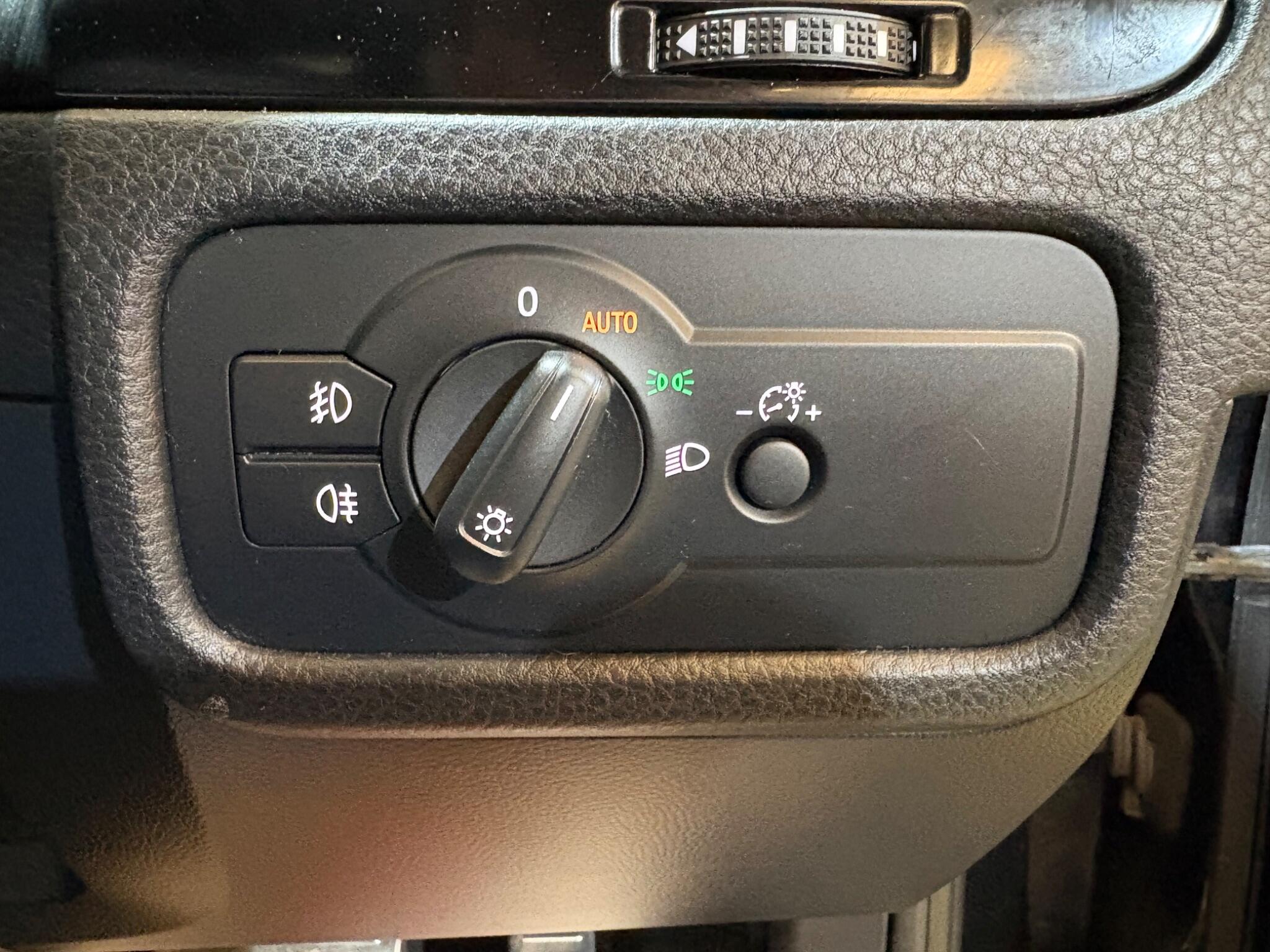 Volkswagen Touareg view 28