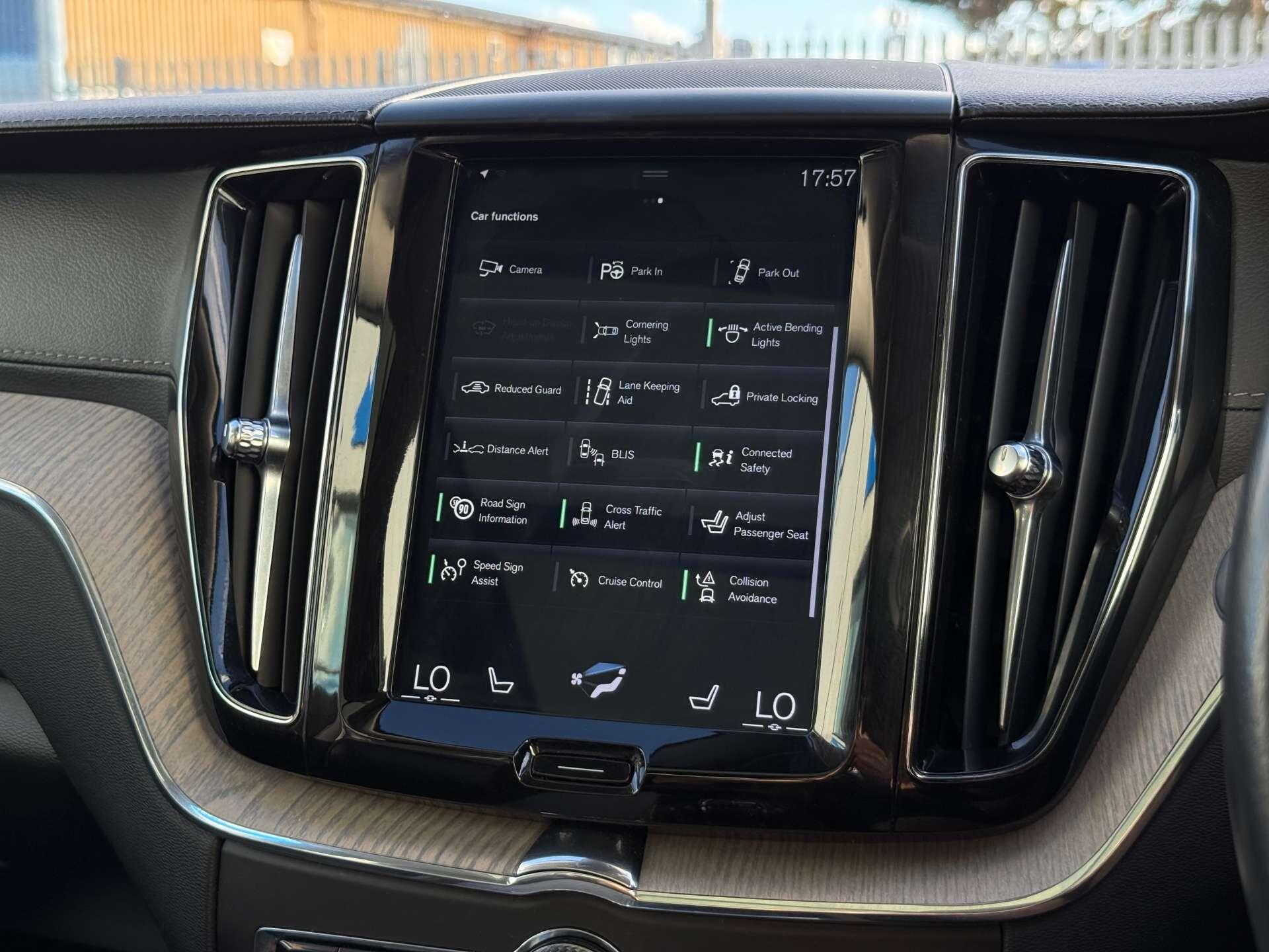 Volvo XC60 view 45