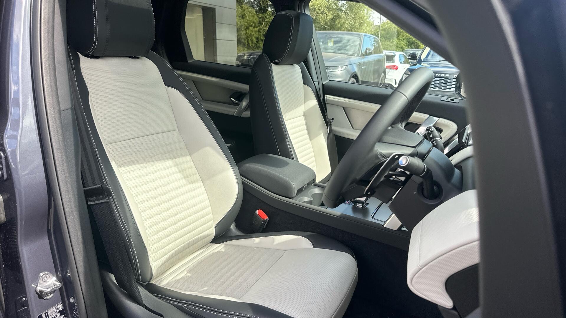Land Rover Discovery Sport view 35