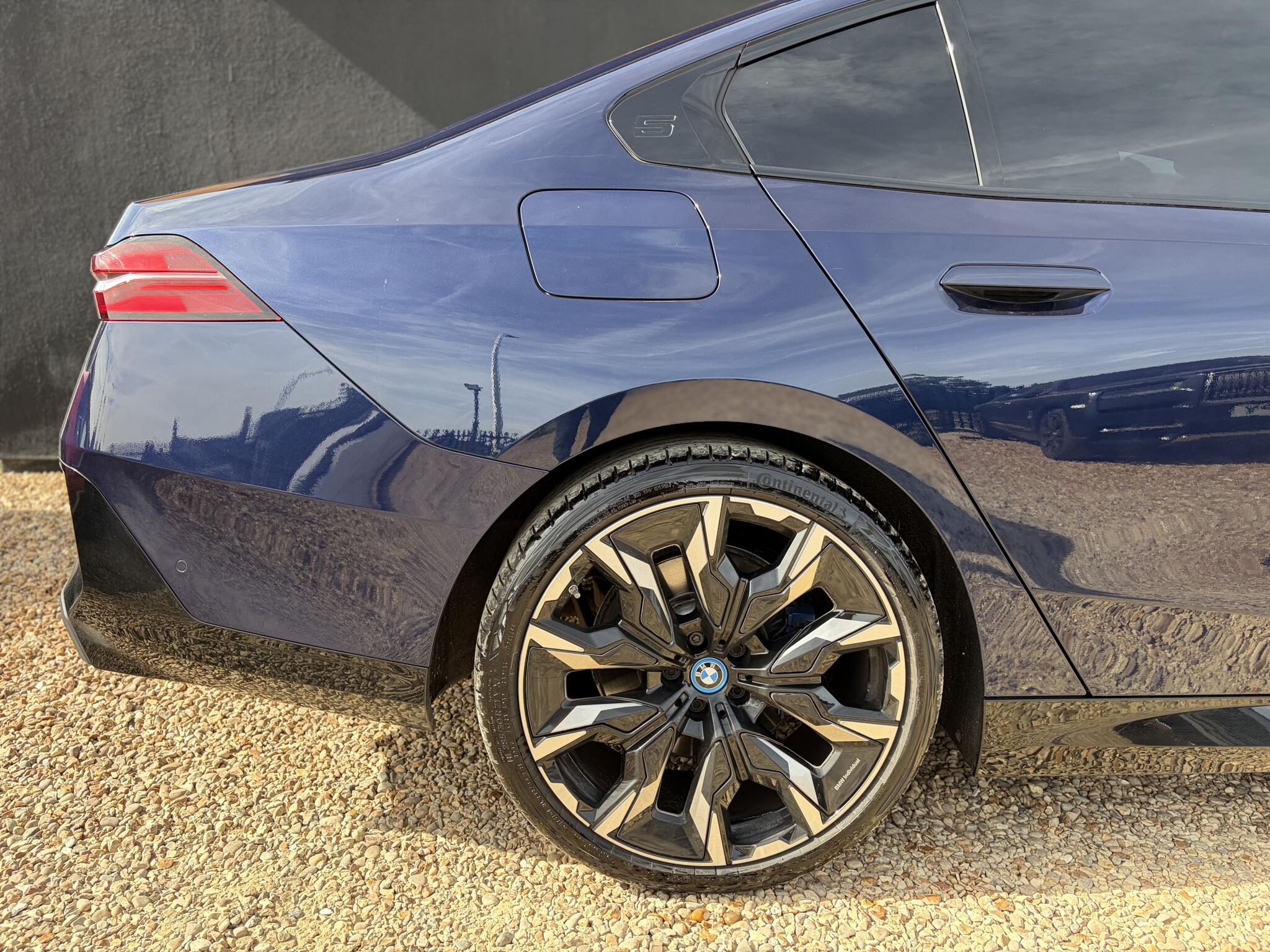BMW 5 Series view 14