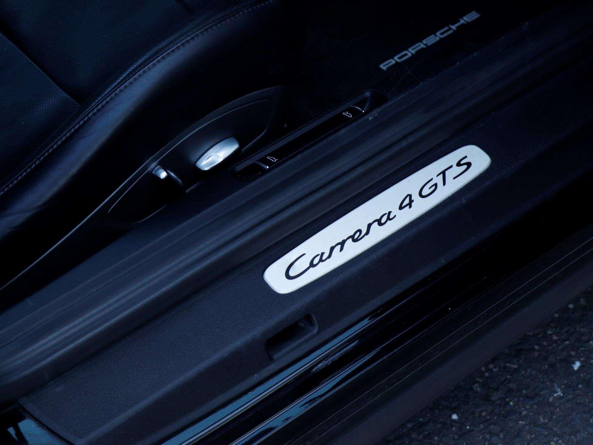 Porsche 911 view 22