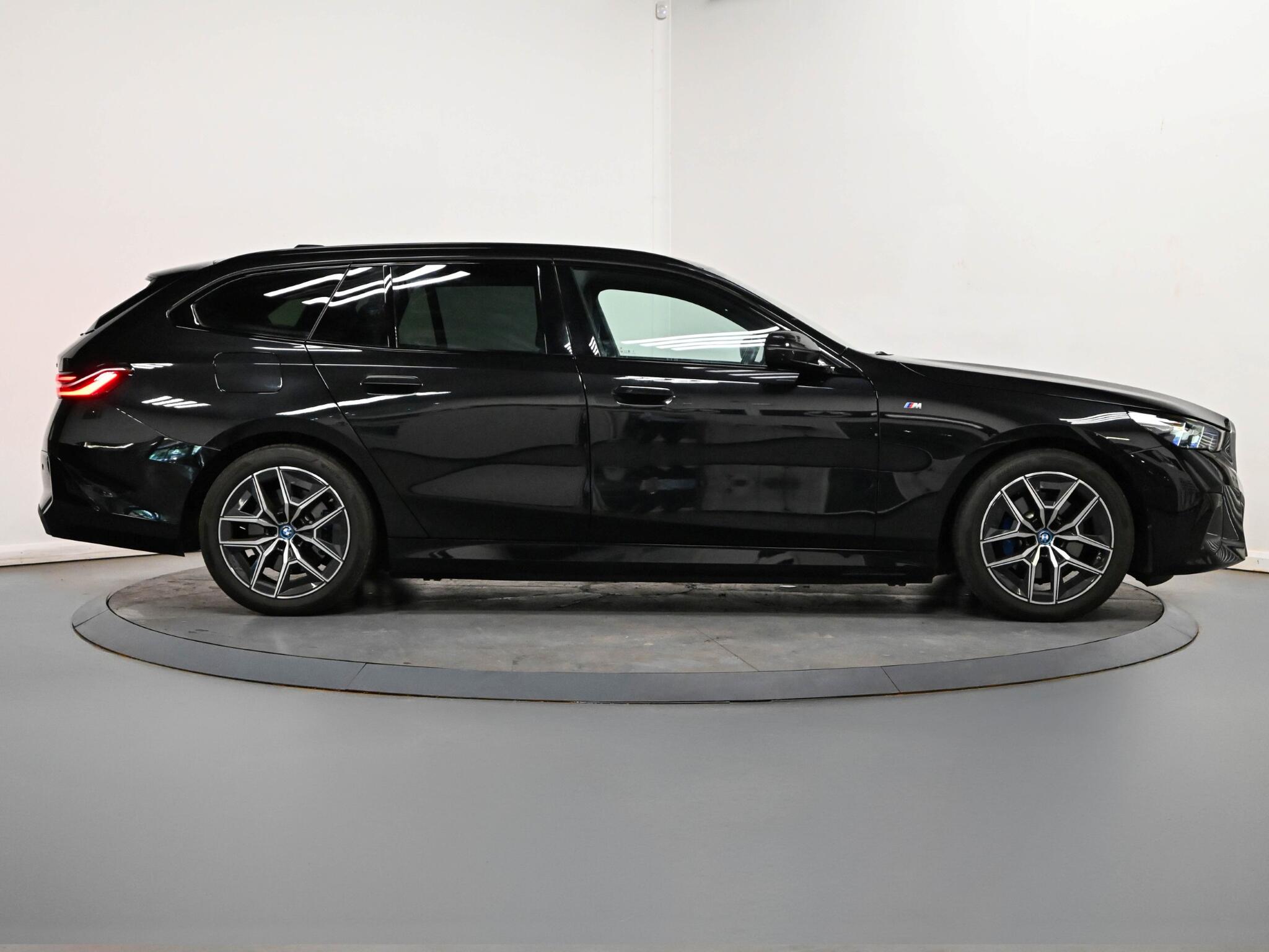 BMW 5 Series view 18