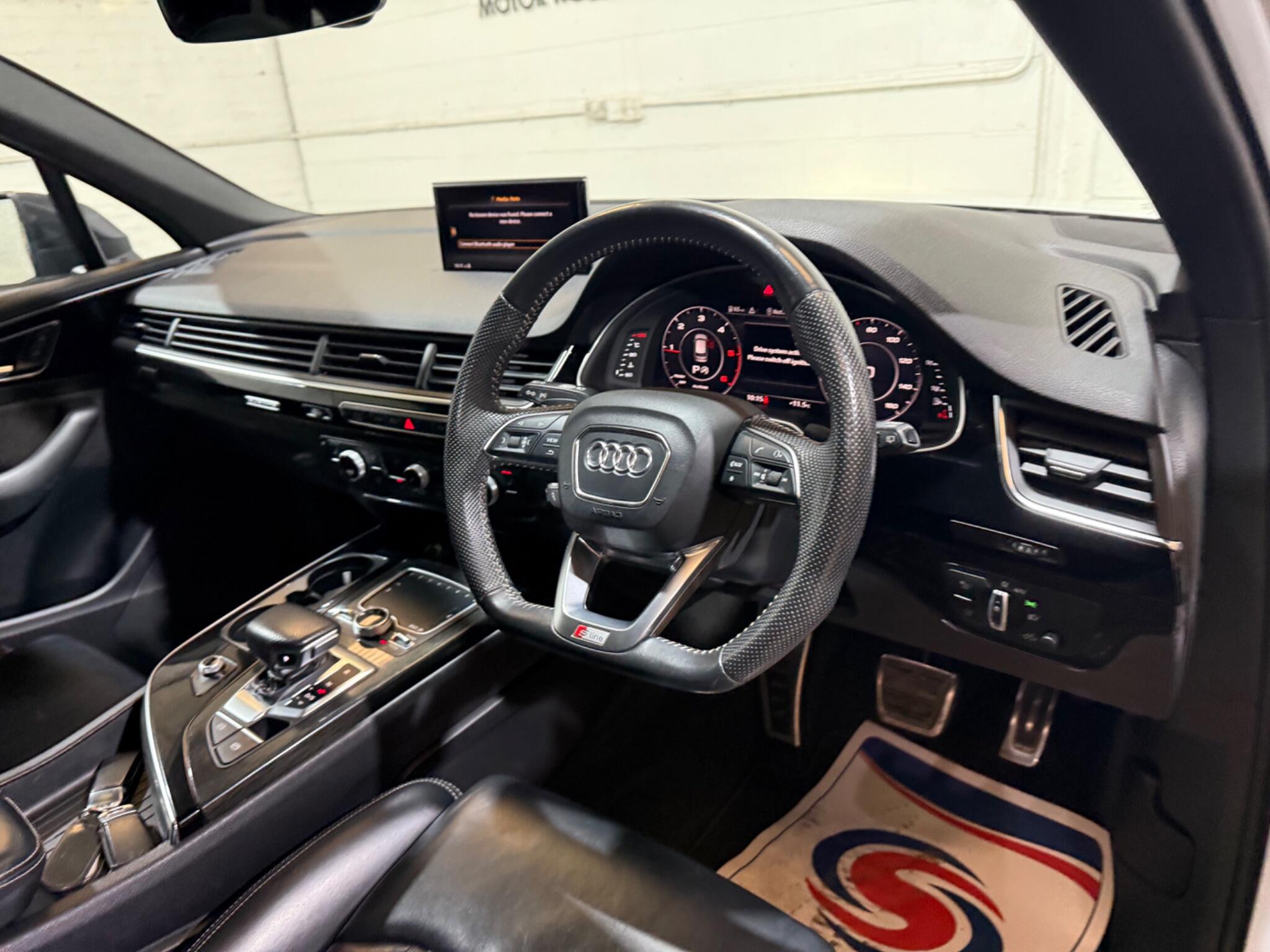 Audi Q7 view 34