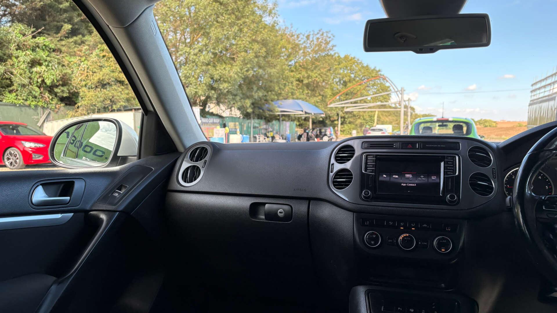 Volkswagen Tiguan view 36