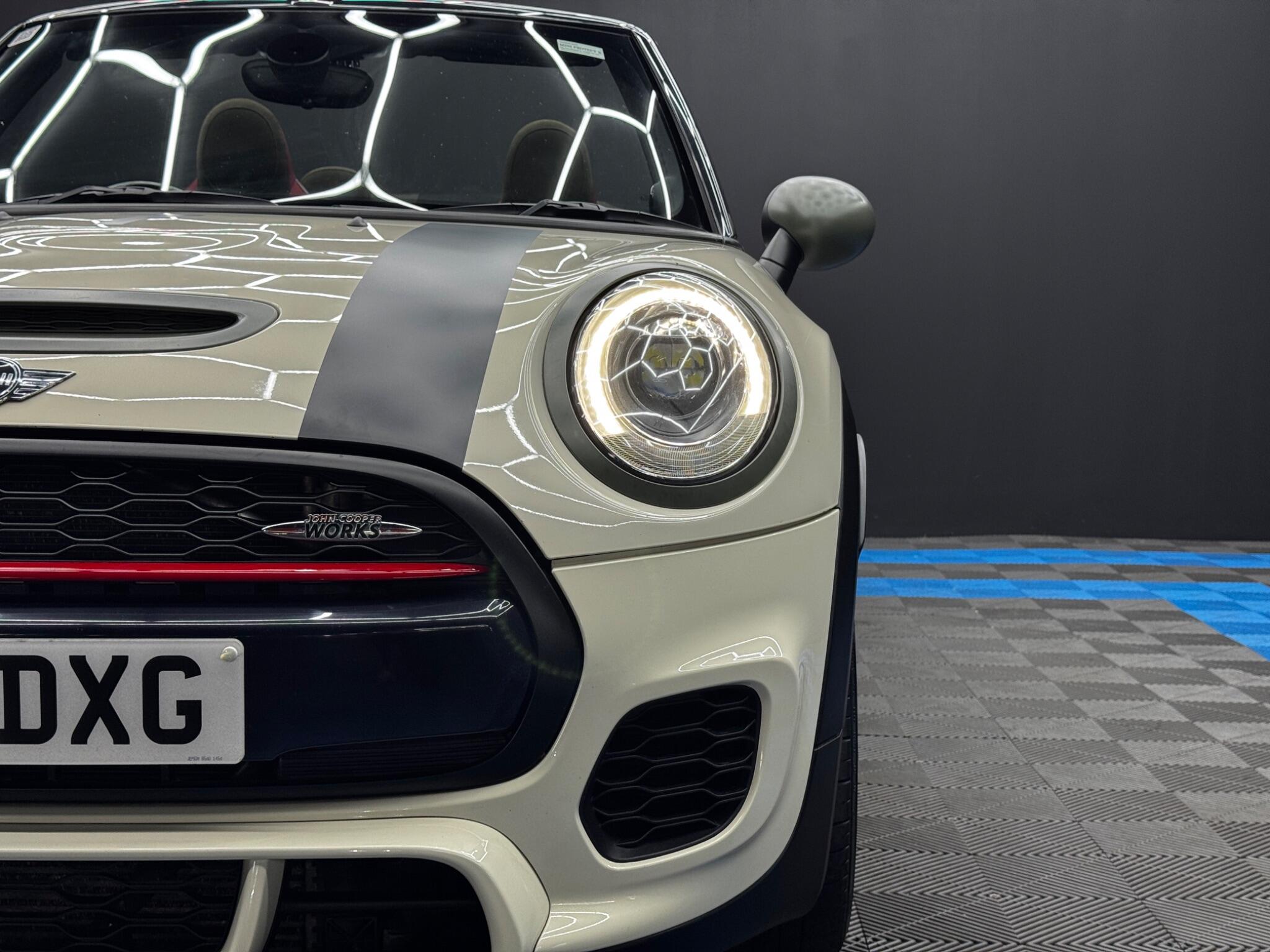 Mini Convertible view 46