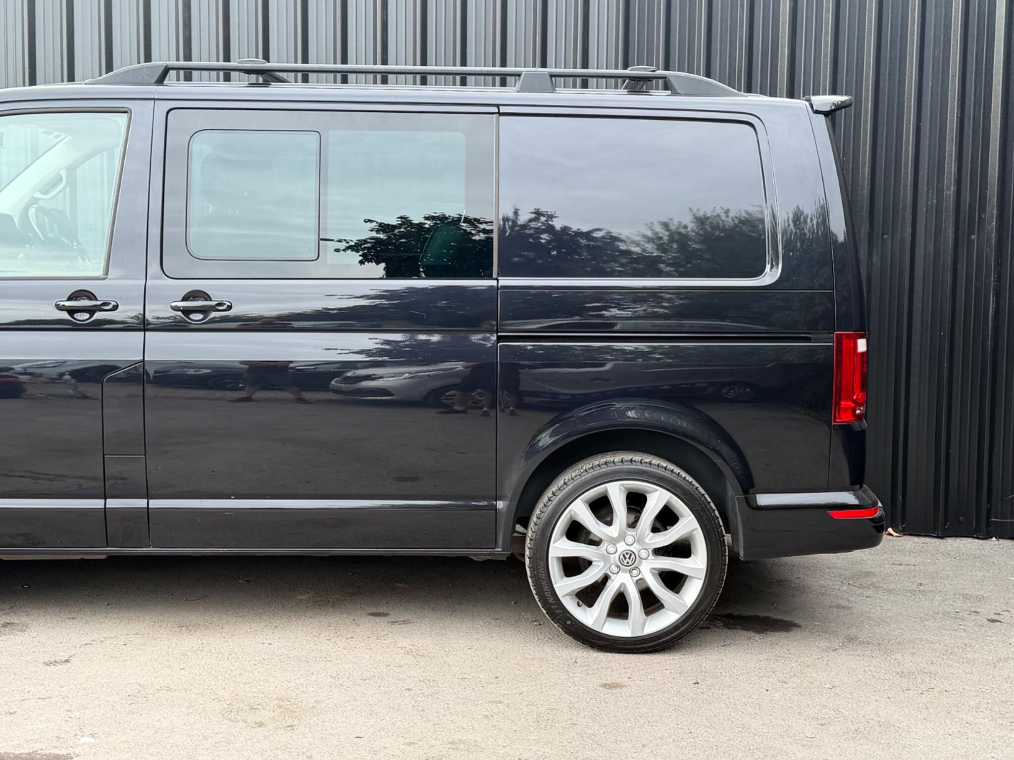 Volkswagen Transporter view 4