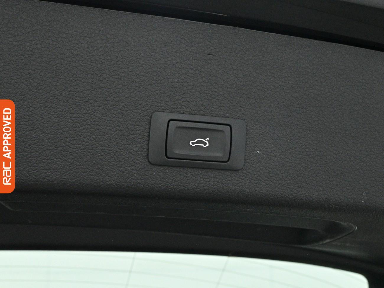 Audi E-Tron view 30