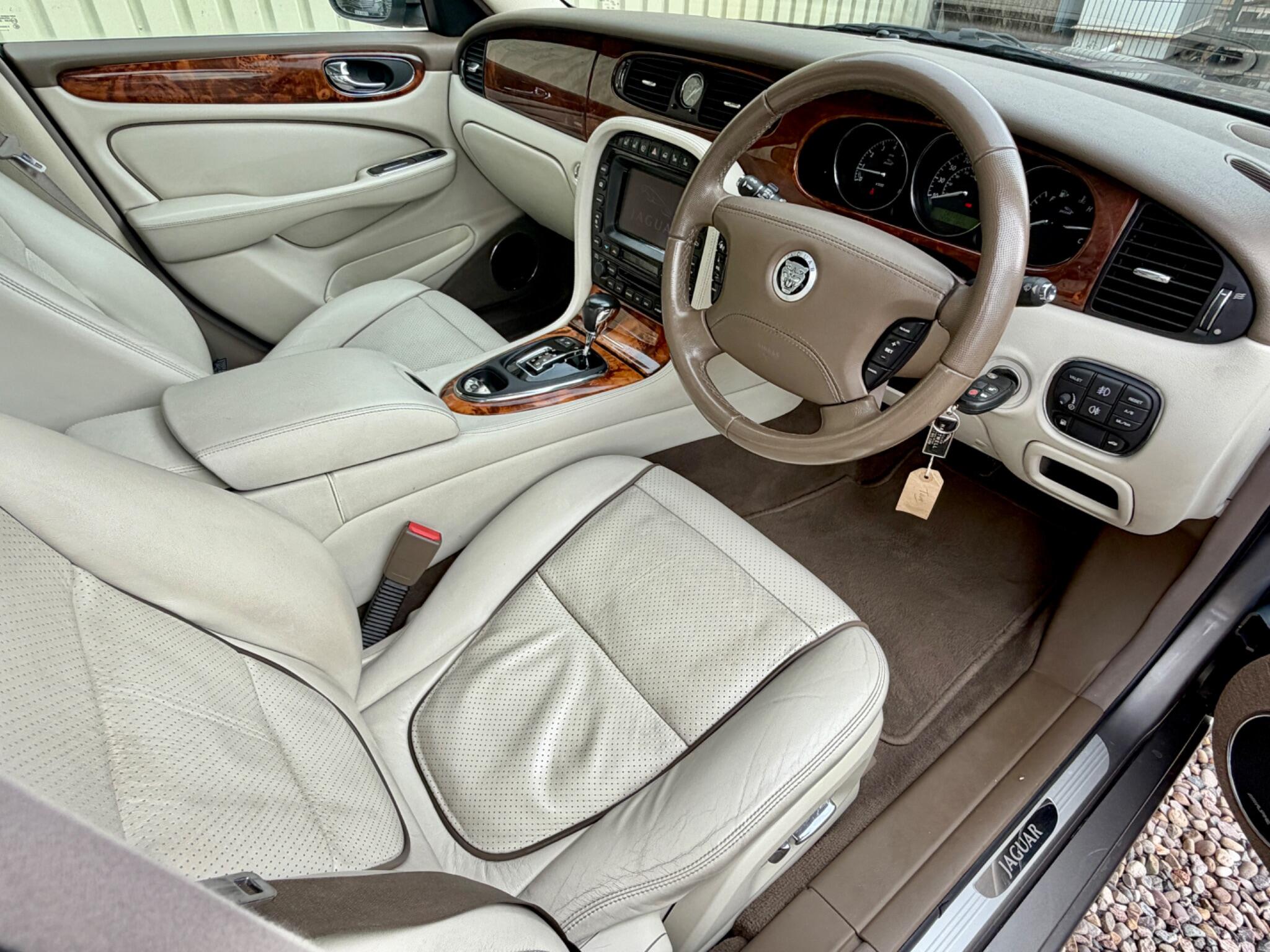 Jaguar XJ view 19