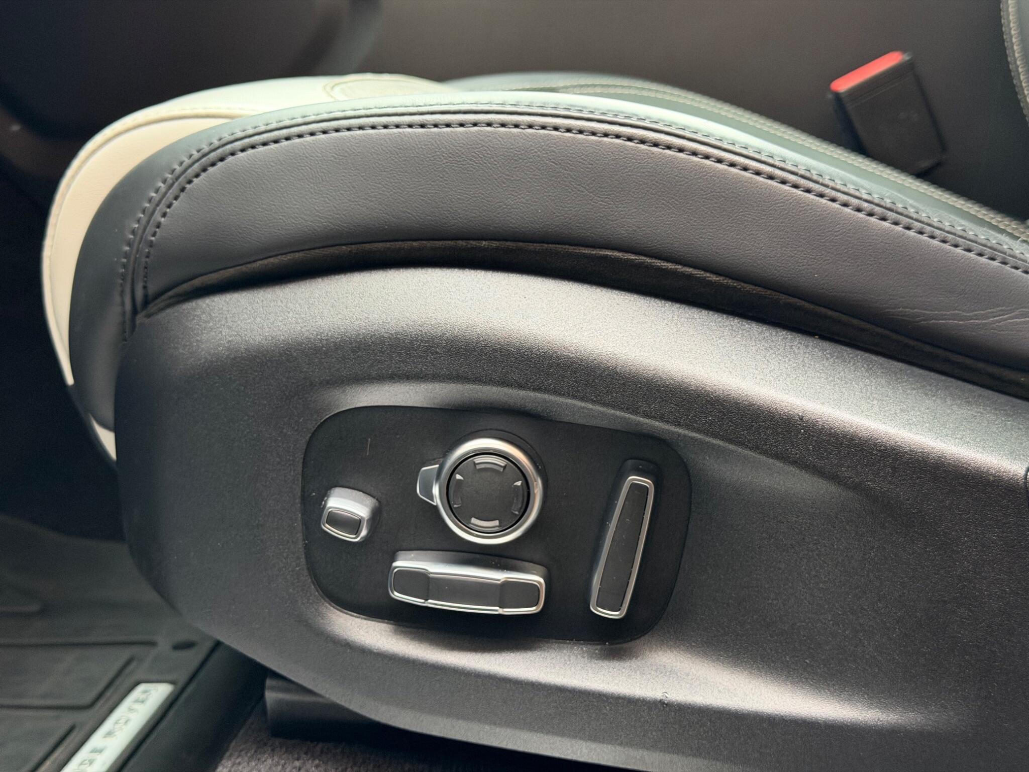Land Rover Range Rover Sport view 32