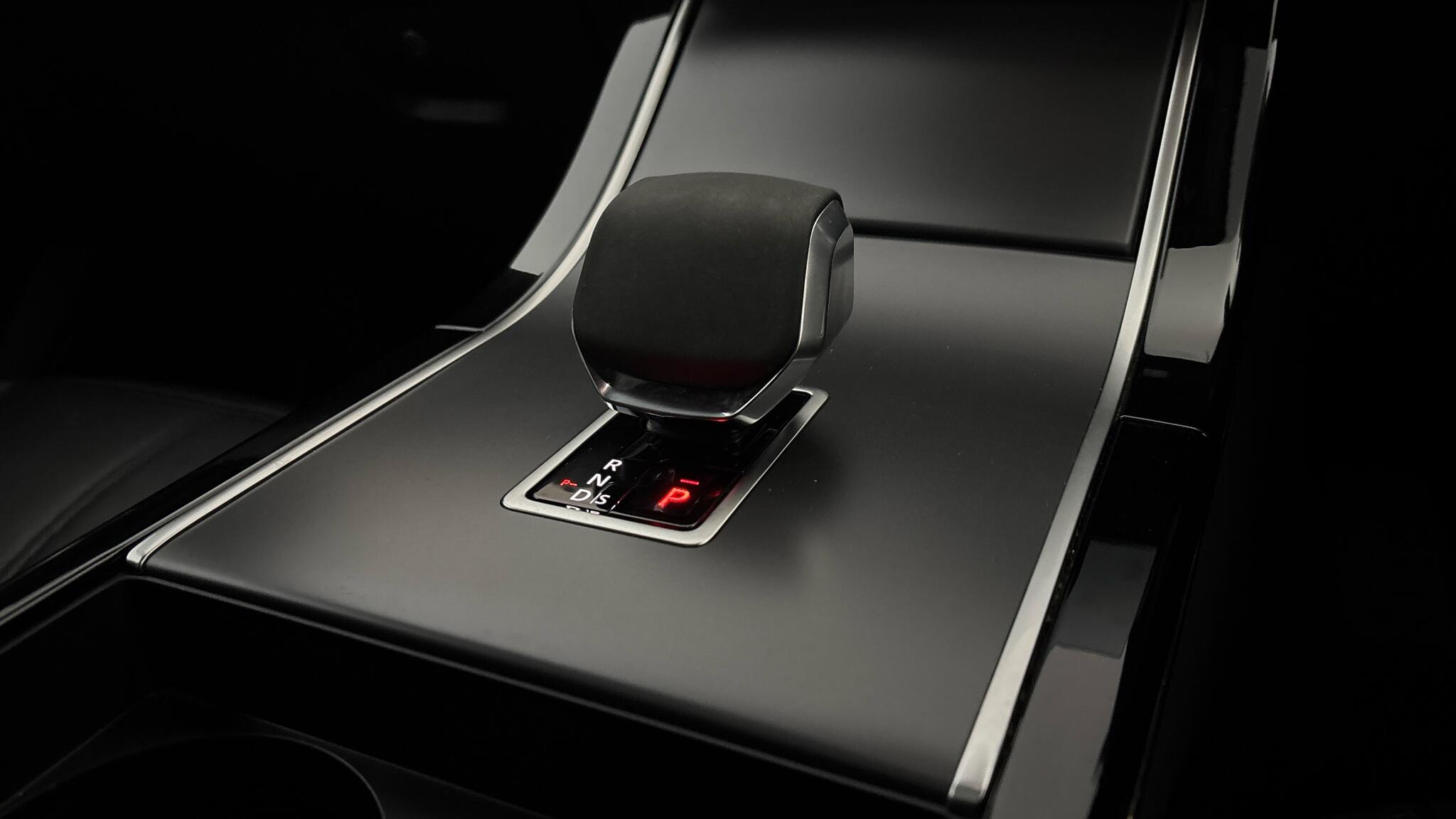 Land Rover Range Rover Velar view 13