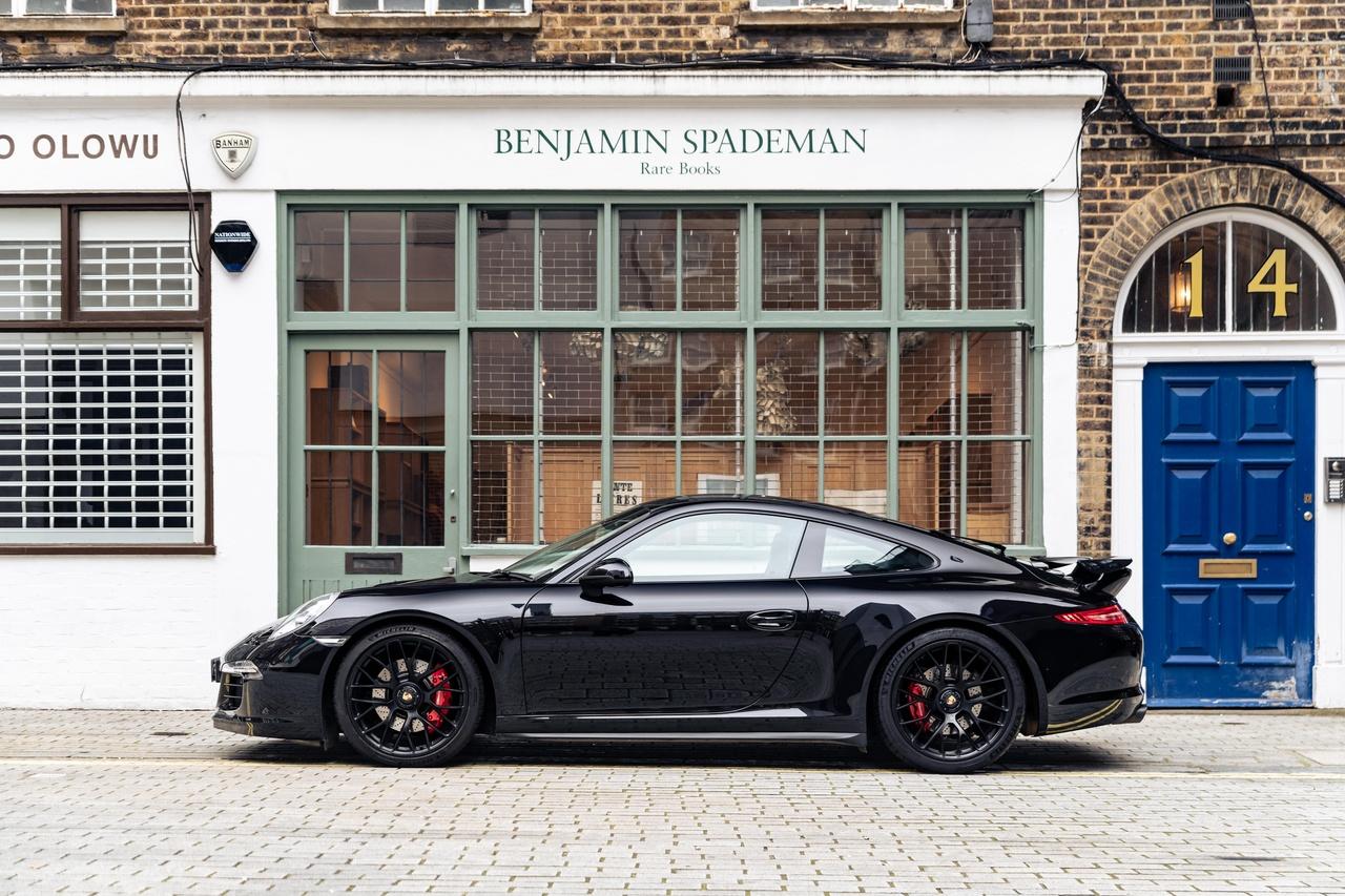 Porsche 911 view 6
