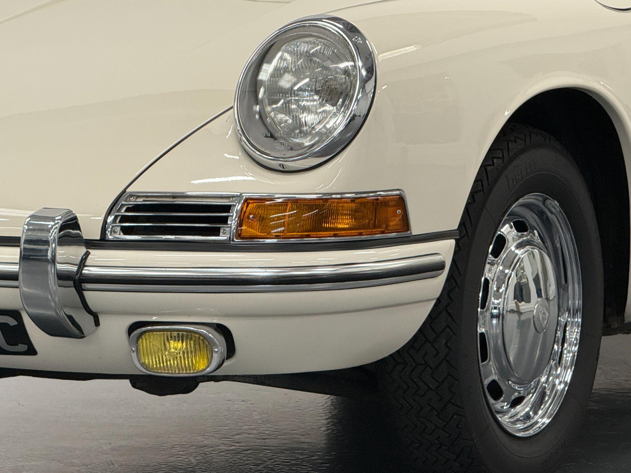 Porsche 911 view 11
