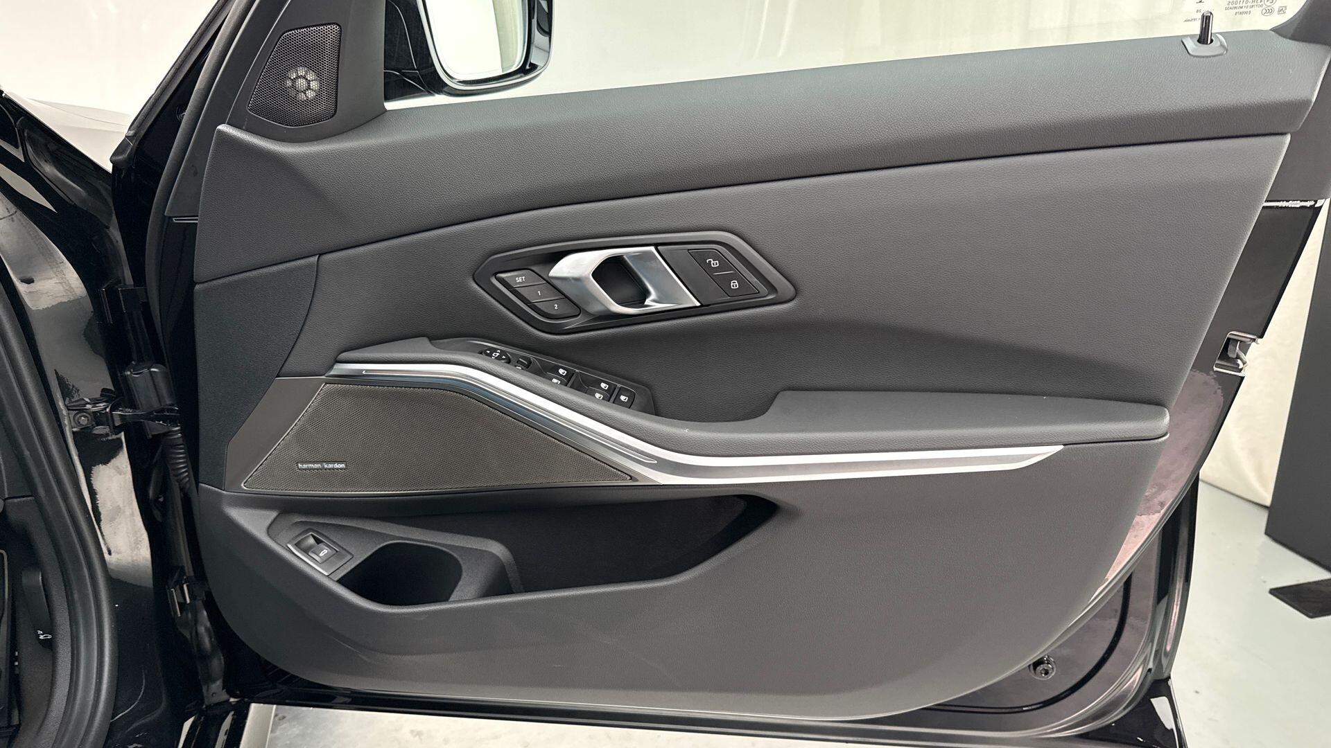BMW 3 Series view 20