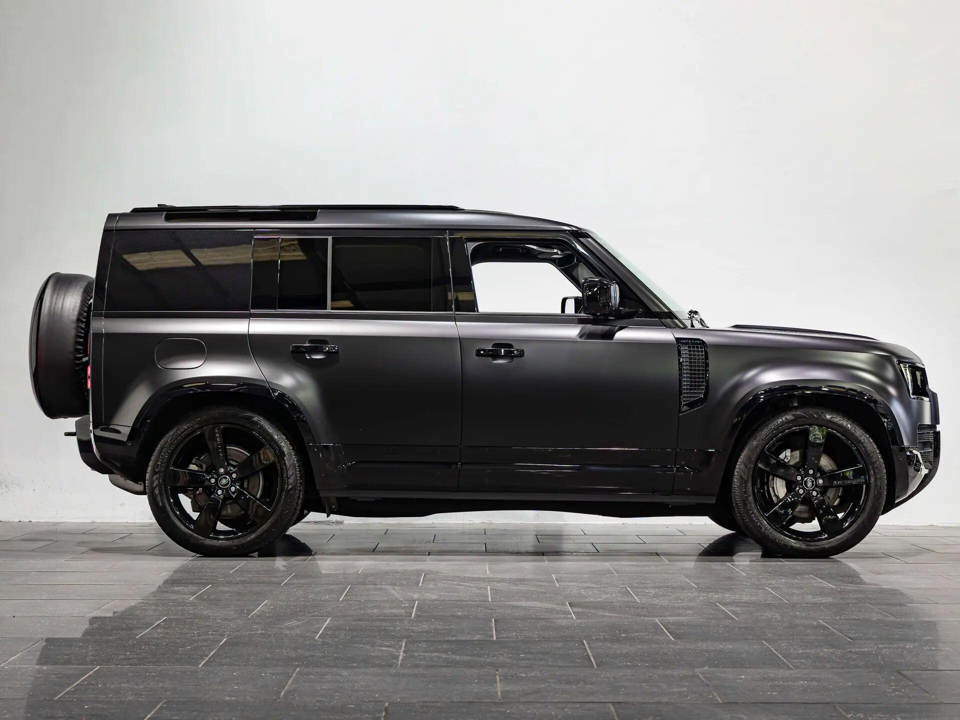 Land Rover Defender 110 view 6
