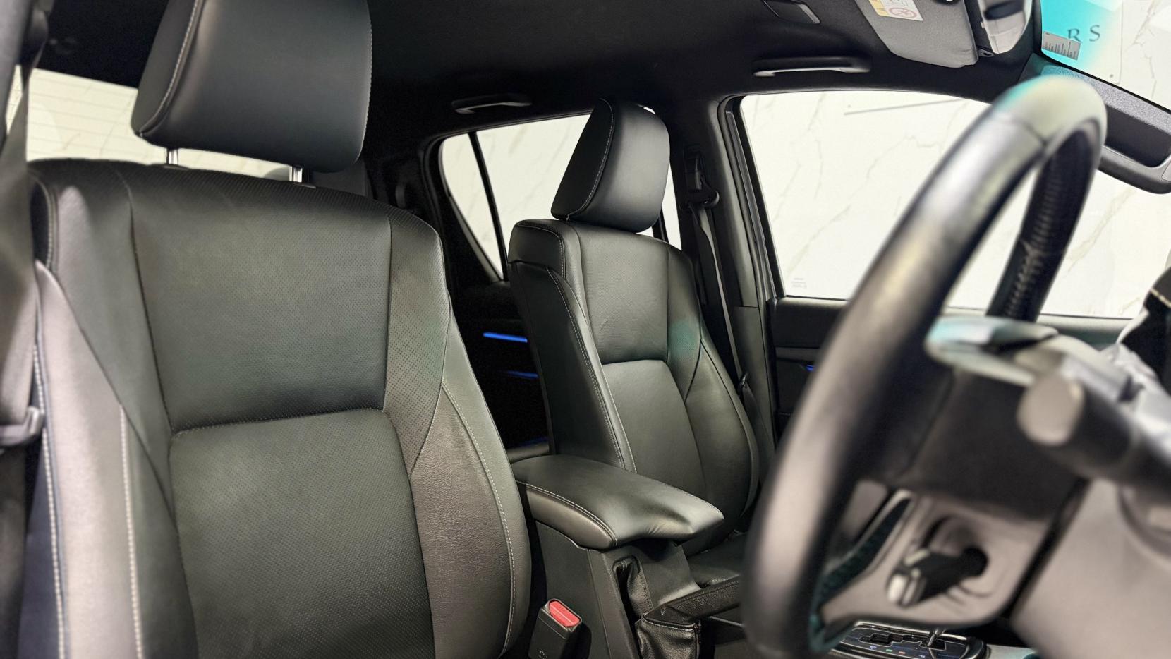 Toyota Hilux view 7