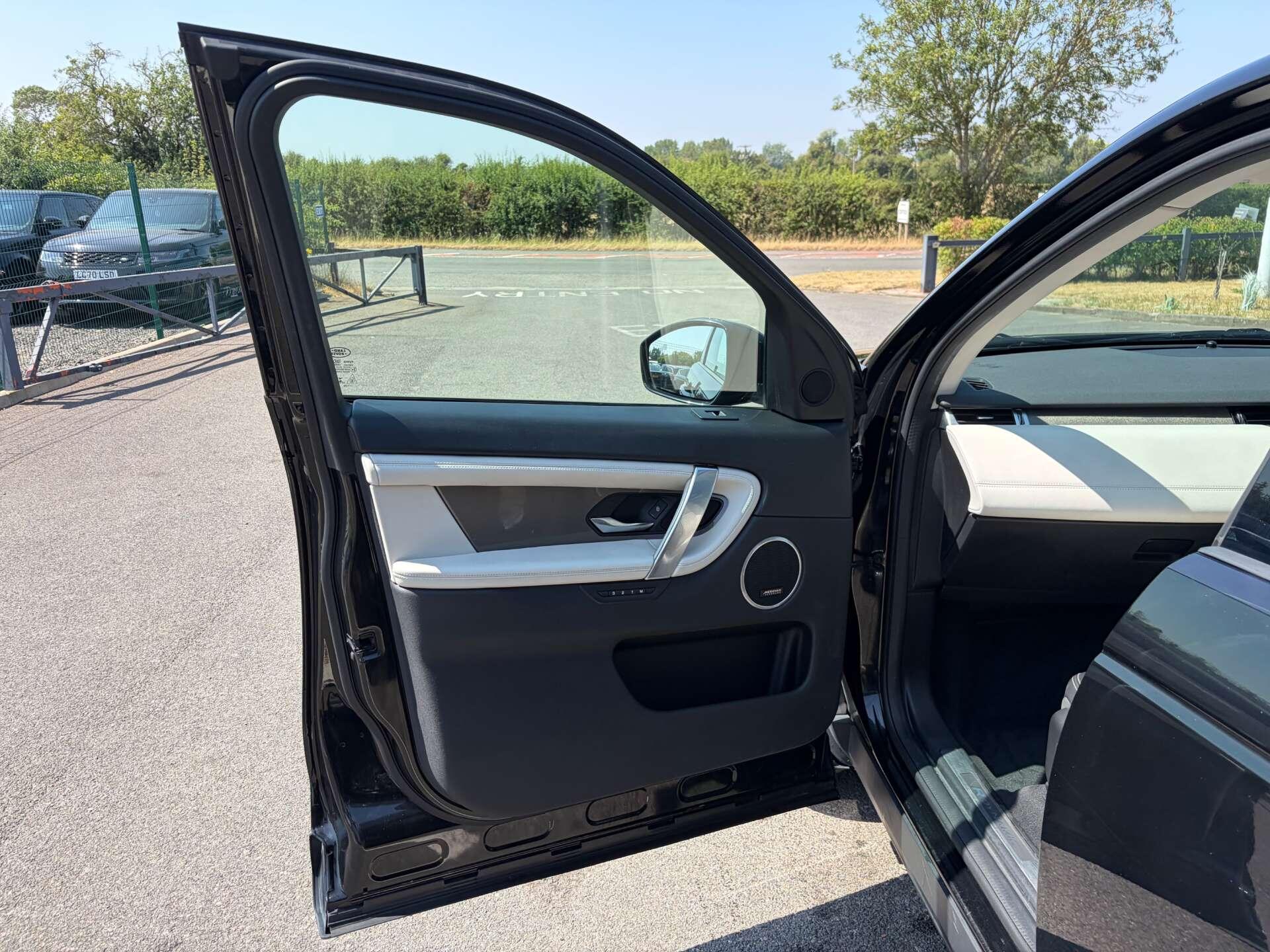 Land Rover Discovery Sport view 10