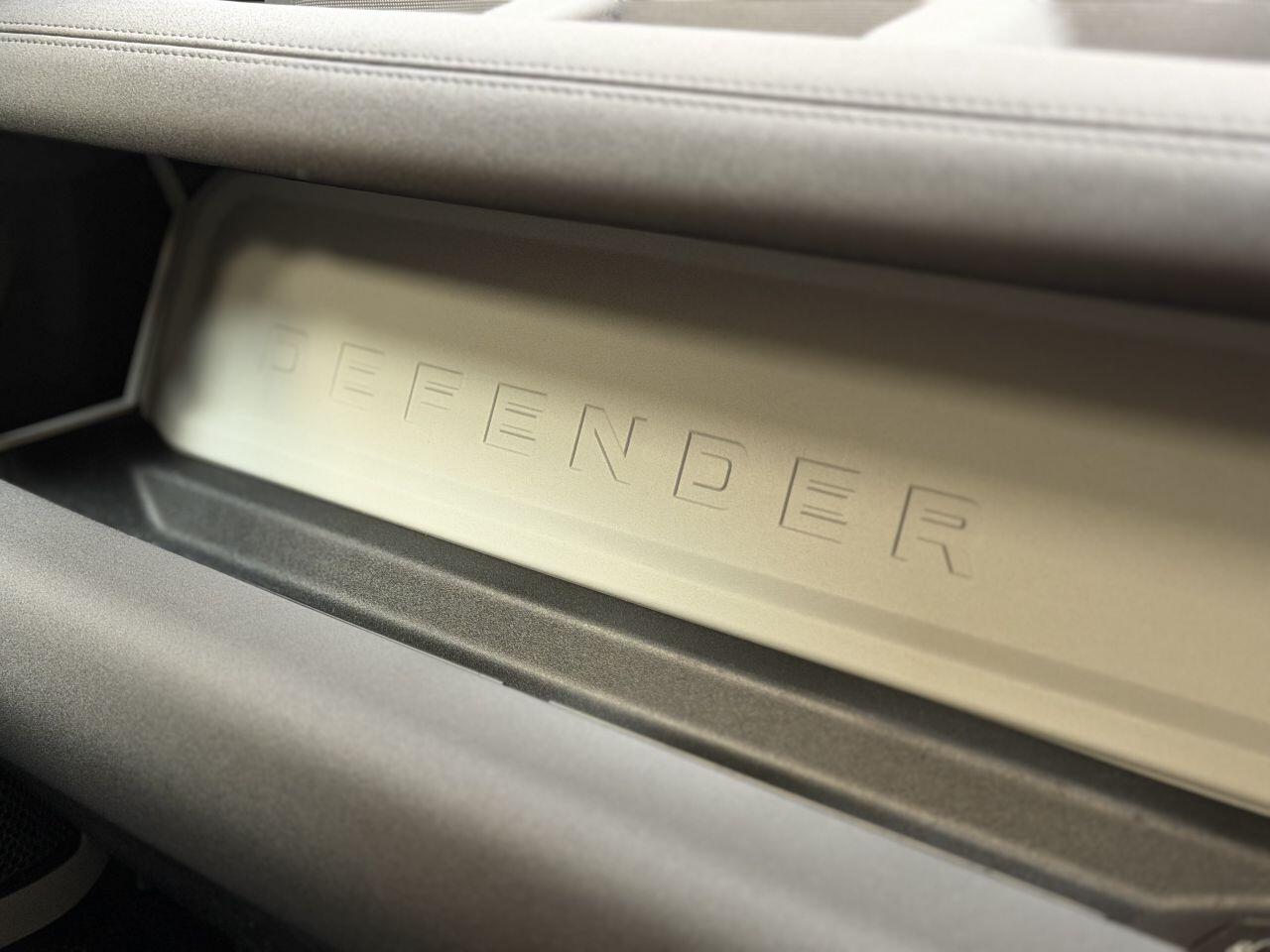 Land Rover Defender 110 view 45