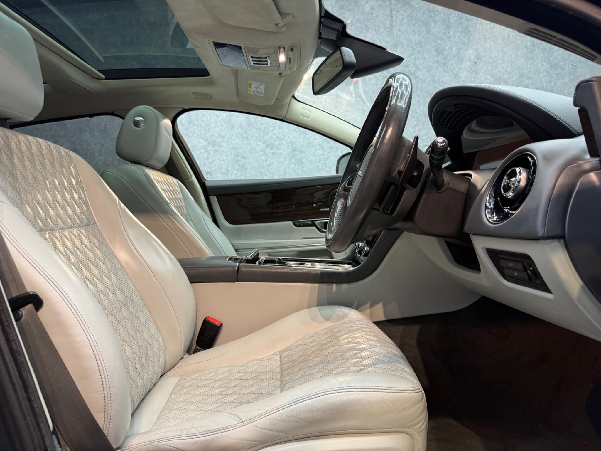 Jaguar XJ view 9