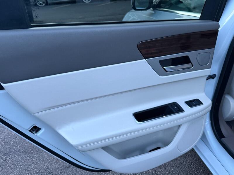 Jaguar XF view 59