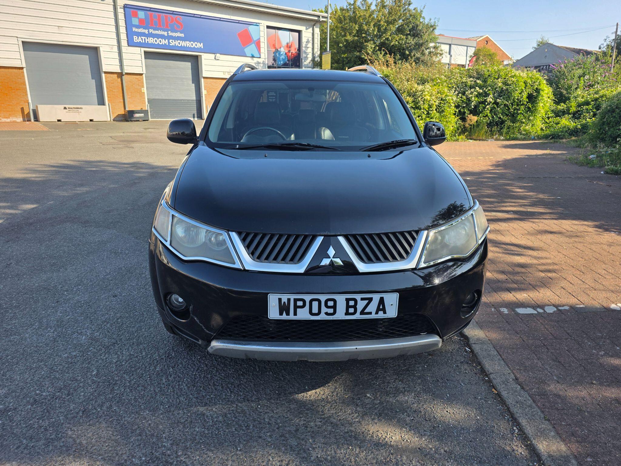 Mitsubishi Outlander view 3
