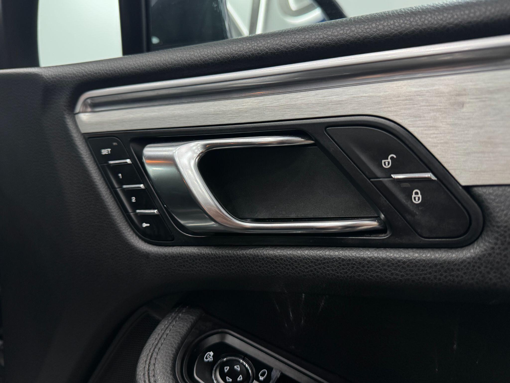 Porsche Macan view 28