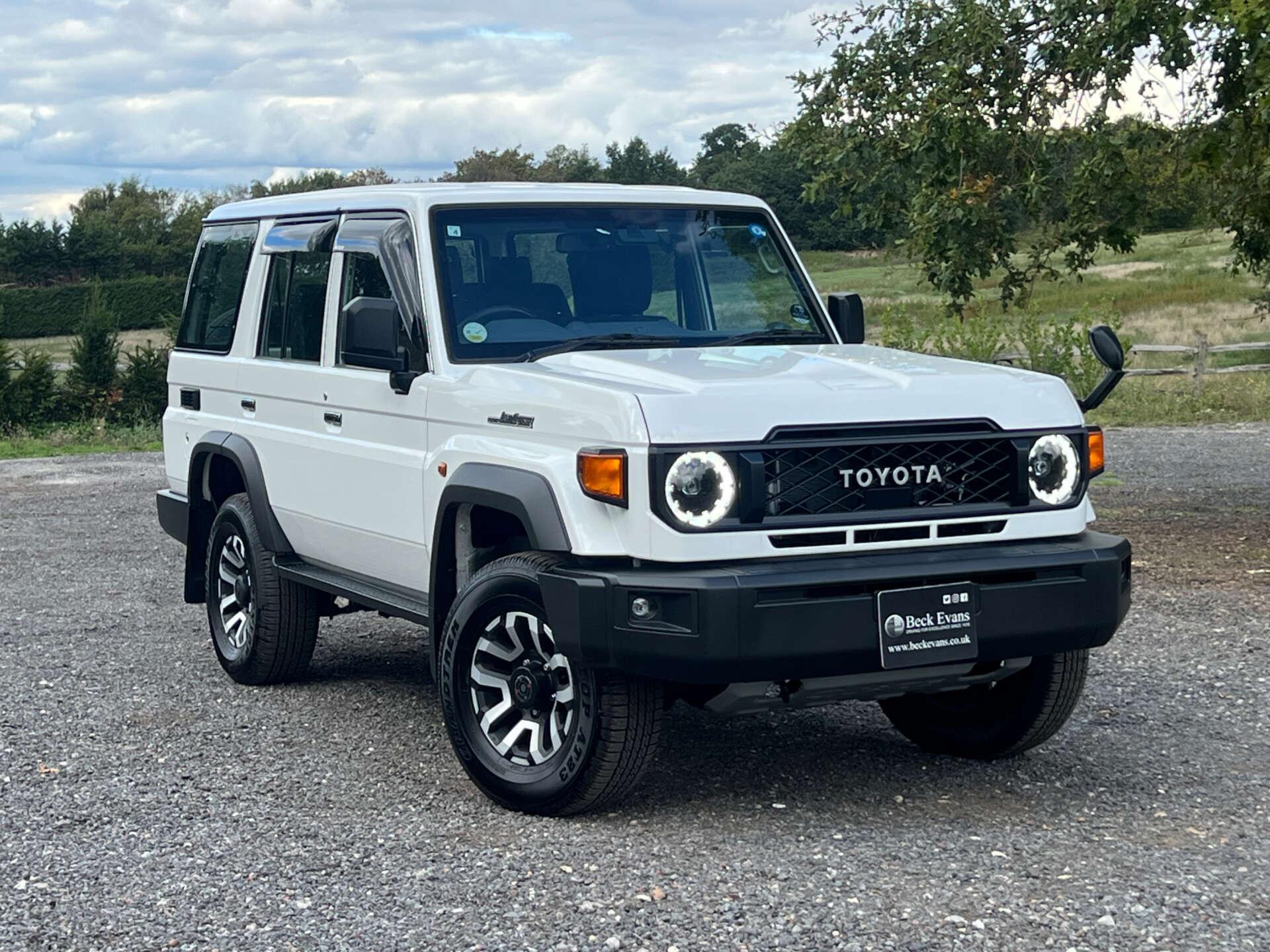 Toyota Land Cruiser view 28