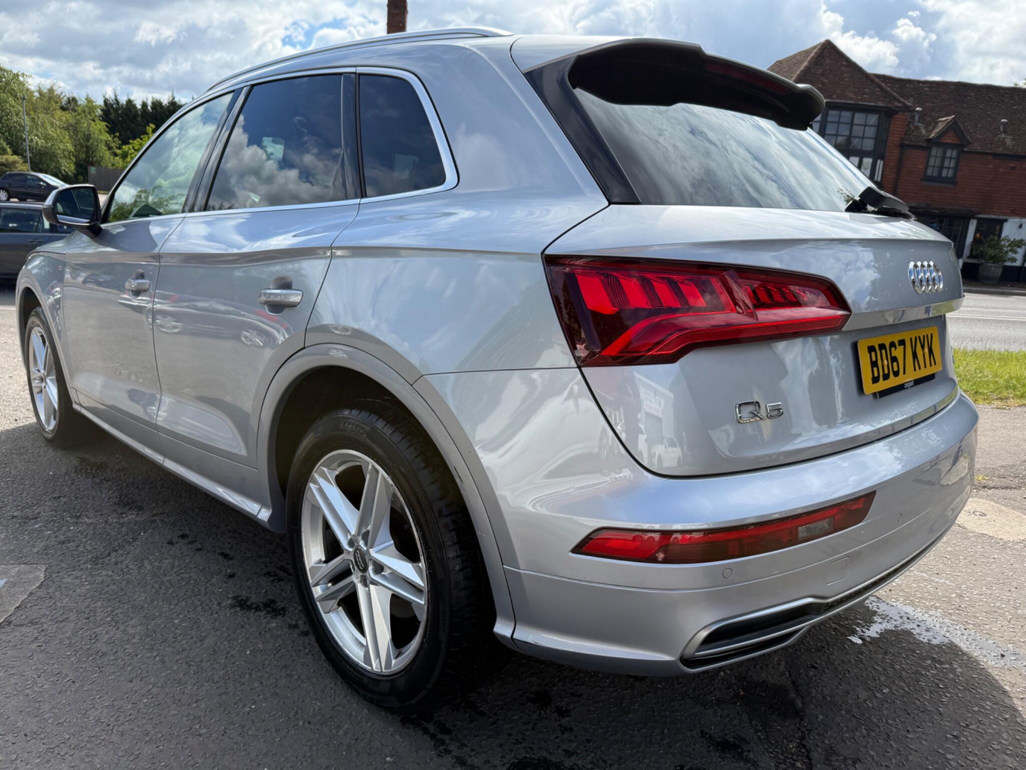 Audi Q5 view 4