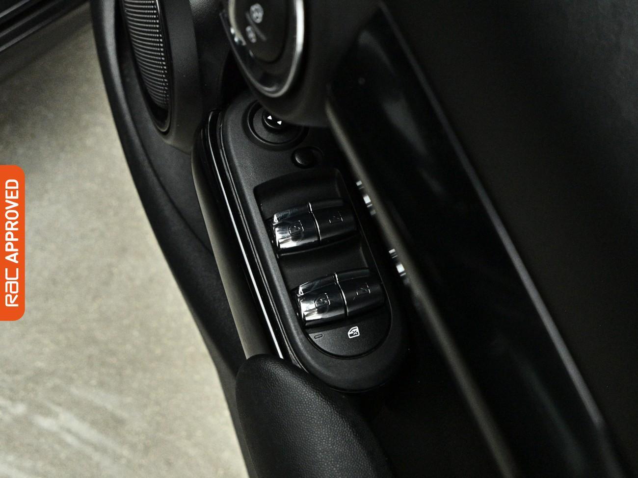 Mini Hatch view 21