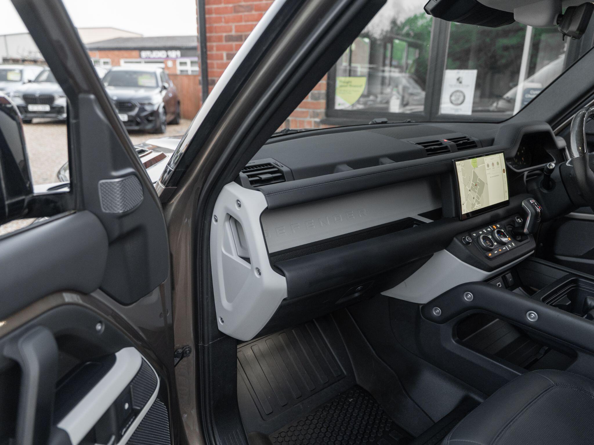Land Rover Defender 90 view 55
